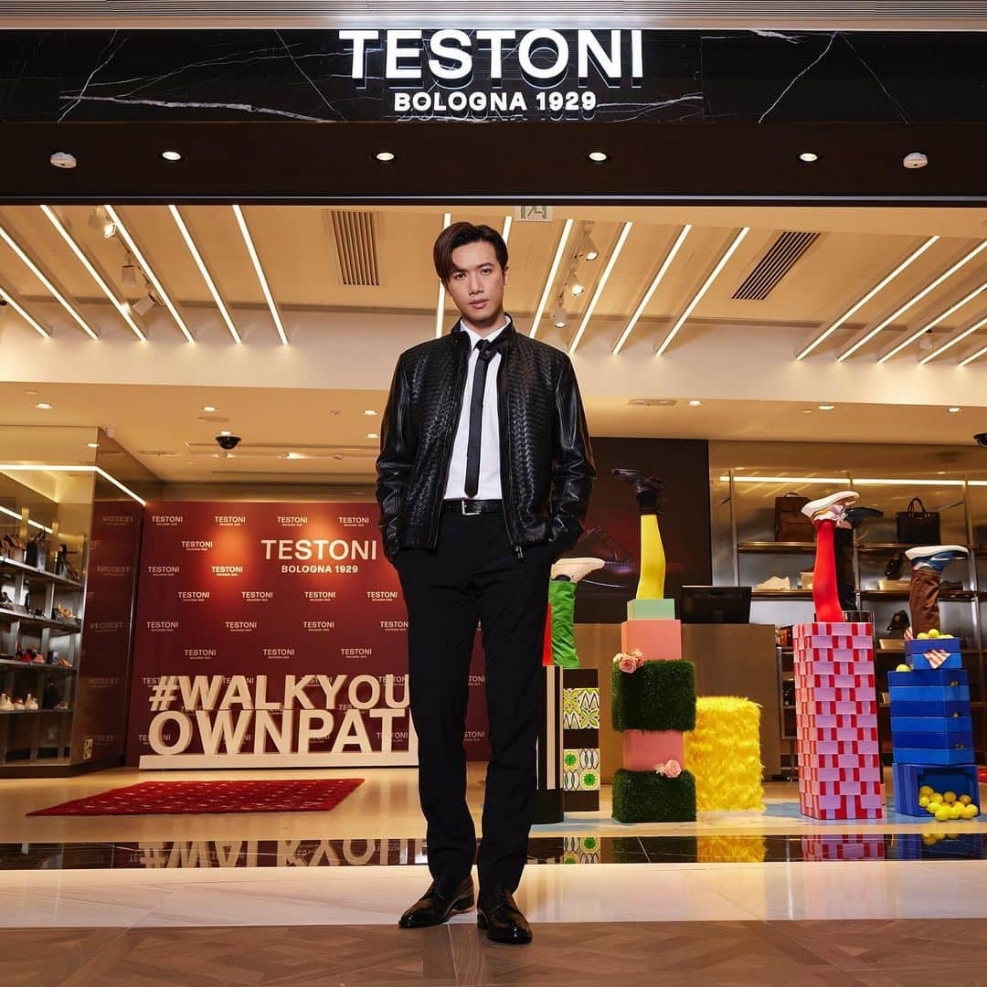 アテストーニのインスタグラム：「We’re excited to announce the opening of our brand new Concept Store @K11MUSEA in Hong Kong! Celebrity @stanleysc_ of MIRROR fame joined us for the opening and introduced the new SS23 collection. Visit us to try our sophisticated range of footwear and accessories and experience our immersive art installation by Hong Kong-based artist @ishyvi which encourages everyone to find the perfect shoes to #WalkYourOwnPath  @amedeotestoni_official  #TESTONI #Stanley #TestoniShoes #STANLEYwithTESTONI #K11MUSEA」