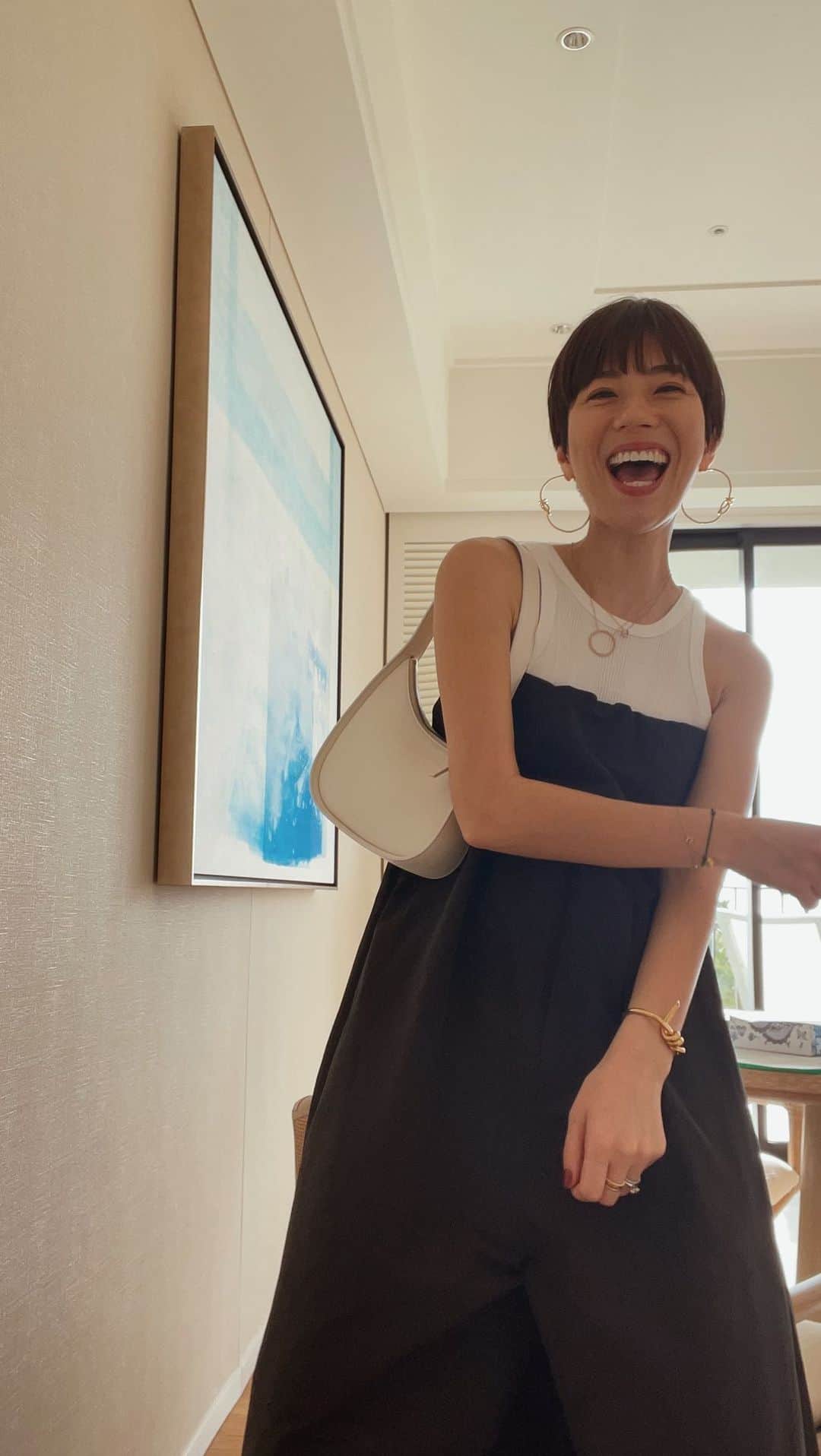 正中雅子のインスタグラム：「bare all-in-one🖤🤍🖤  沖縄で着てためちゃお気に入りのベアオールインワン☺︎  グログラントレンチJKと同素材のしっかりめのハリがありシワになりにくい素材で作ったモードさのあるアイテムです！  この日は、ヒールで合わせたかったので あえてインナーはアメスリタンク合わせて露出抑えめにしました♡  娘のおめかししながらムービー撮った思い出💄♡苦手なリールだけど編集してみた🤤  5.24 wed 12:00 in stock!  #MACHATT #masaco服  #masacotravel」