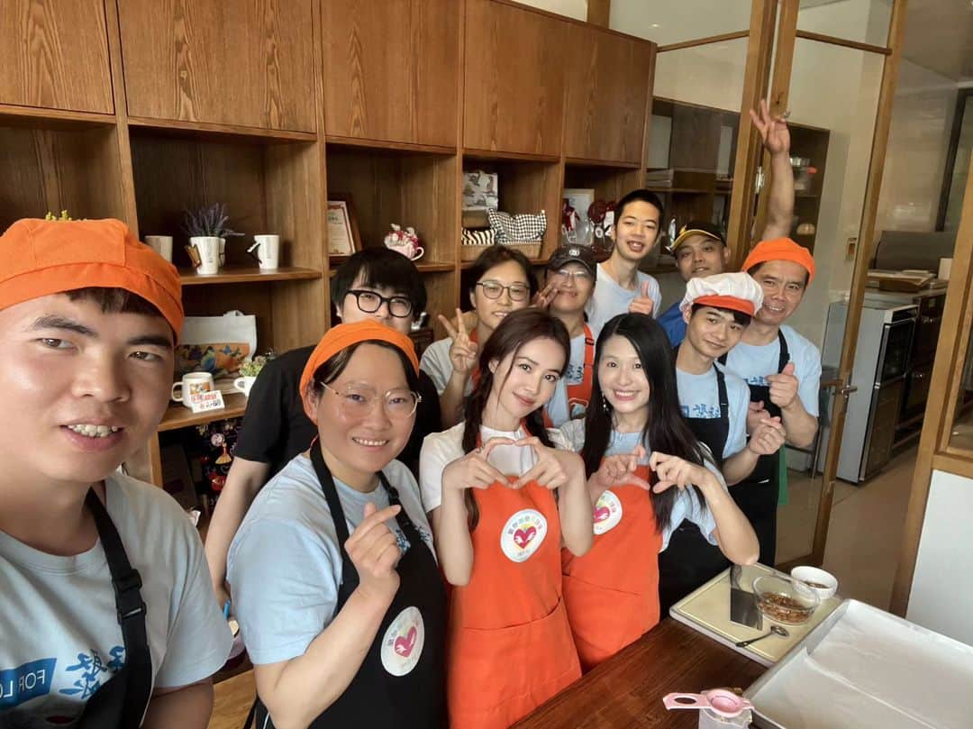 ジョリン・ツァイのインスタグラム：「彩虹天使咖啡屋總有種魅力 ， 能凝聚相同熱忱以及渴望對世界說出愛的人們，彷彿內心深處  ，我們相信，即使再多的波折，一切都將雨過天晴 。 謝謝今天的師傅們從頭到尾仔細的教學，雖然他們有點嚴格 🤣🤣🤣， 但依舊不減他們對我的無限筆芯和令人欽佩的專業！ 誠摯帶您認識我新結交的朋友們 😘😘😘😘  #彩虹天使咖啡屋」