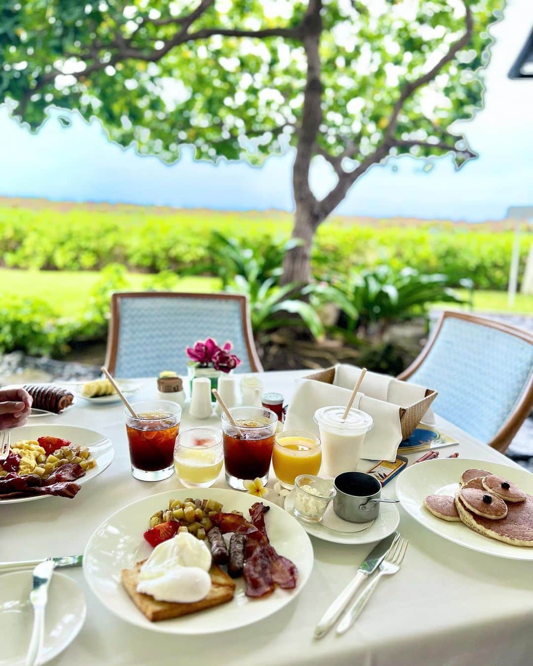 Nahoさんのインスタグラム写真 - (NahoInstagram)「* オーキッズでの朝食。  毎食違う位置で、 違う物をオーダーしました🤍  娘は毎日、本人の希望でフルーツとパンケーキとジュース😓 他のキッズメニューももちろんあります✨  待っている間にいただける 塗り絵がとっても可愛い🌺  #ハワイ #オーキッズ #ハワイモーニング #hawaii #子連れハワイ #orchids」5月16日 20時41分 - naho_417