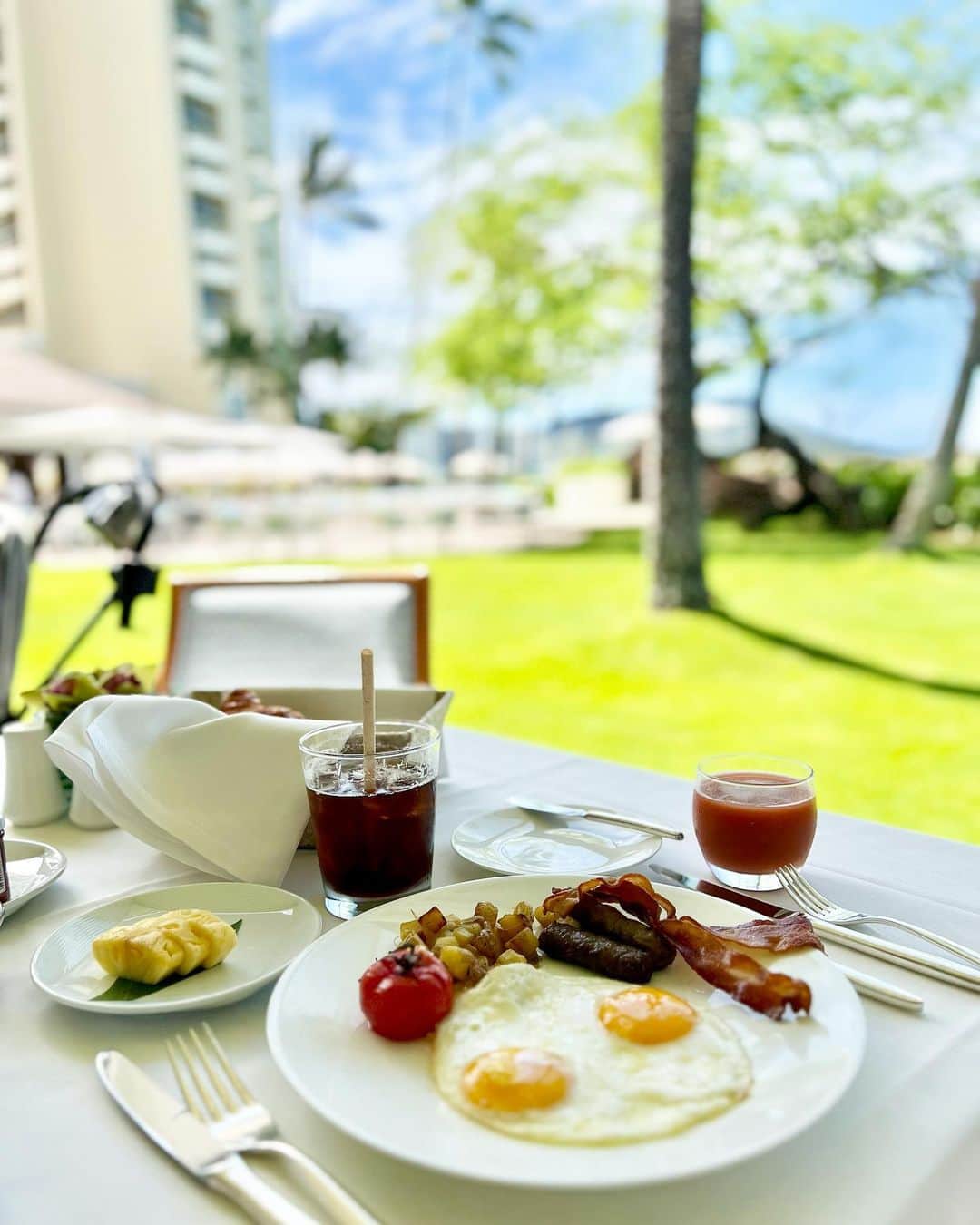 Nahoさんのインスタグラム写真 - (NahoInstagram)「* オーキッズでの朝食。  毎食違う位置で、 違う物をオーダーしました🤍  娘は毎日、本人の希望でフルーツとパンケーキとジュース😓 他のキッズメニューももちろんあります✨  待っている間にいただける 塗り絵がとっても可愛い🌺  #ハワイ #オーキッズ #ハワイモーニング #hawaii #子連れハワイ #orchids」5月16日 20時41分 - naho_417