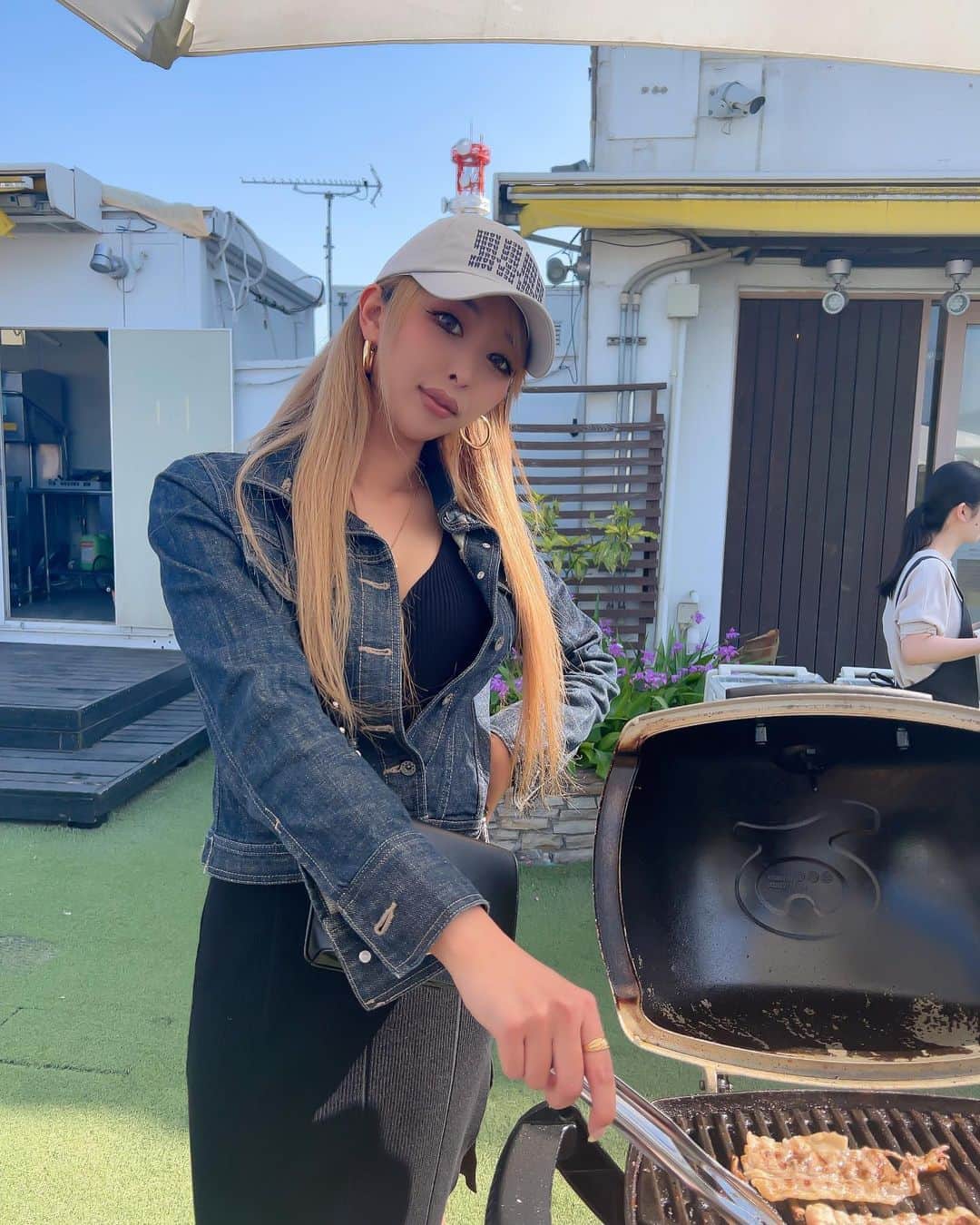 まあーか（まかたん）のインスタグラム：「. BBQ🍖久々過ぎて🥹たのしかた☀️ BBQお誘いお待ちしてます🥺🍖 #焼き手ははじめだけ #bbqのウィンナーてたまらんよな . #gw#bbq#lifestyle#バーベキューコーデ#ラフコーデ#キャップコーデ#バーベキューパーティー#韓国ファッシン#zara#shein」