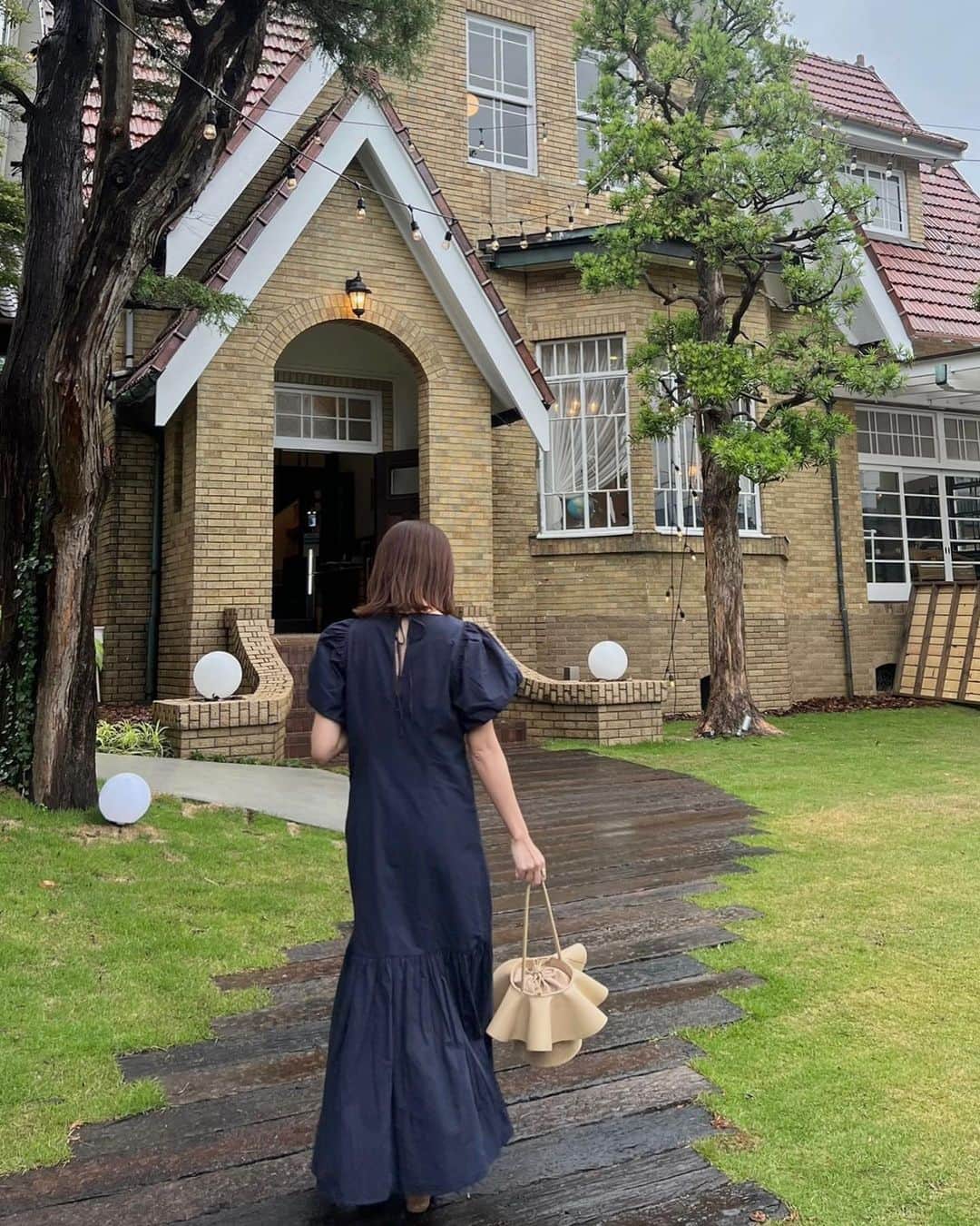 石黒美帆のインスタグラム：「週末は同級生に会いに。🌱 ⁡ ボリュームスリーブが可愛い @stylevoice_official のワンピース。 大人も着やすい絶妙なカラーで バックスタイルも可愛い🫶🏻 ⁡ お友達が予約してくれた庭付きレストランがまたとても素敵で。コスパも良くてとっても美味しかった‥🤍 ⁡ ⁡ #stylevoice#stylevoiceforxxx  #mirem」