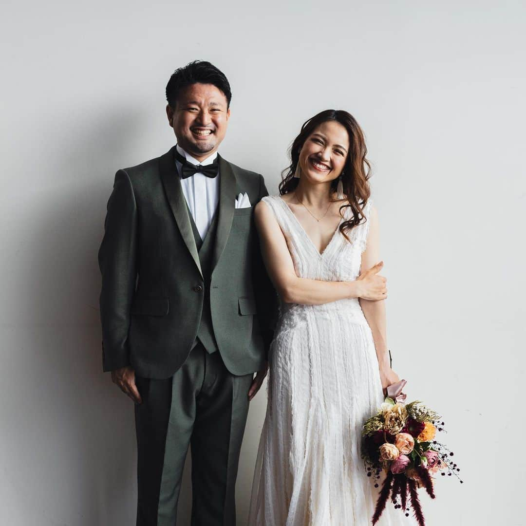 ヴィラデマリアージュ越谷レイクタウンweddingのインスタグラム：「・  Villas des marriages  × MAISON DE BLANCHE  Monitor Model Photo Shooting📸 · · Photo @hayato_takami  Dress @maisondeblanche  Tuxedo @maisondeblanche  Hair & Make @haruna.visagiste  @yuna.visagiste」