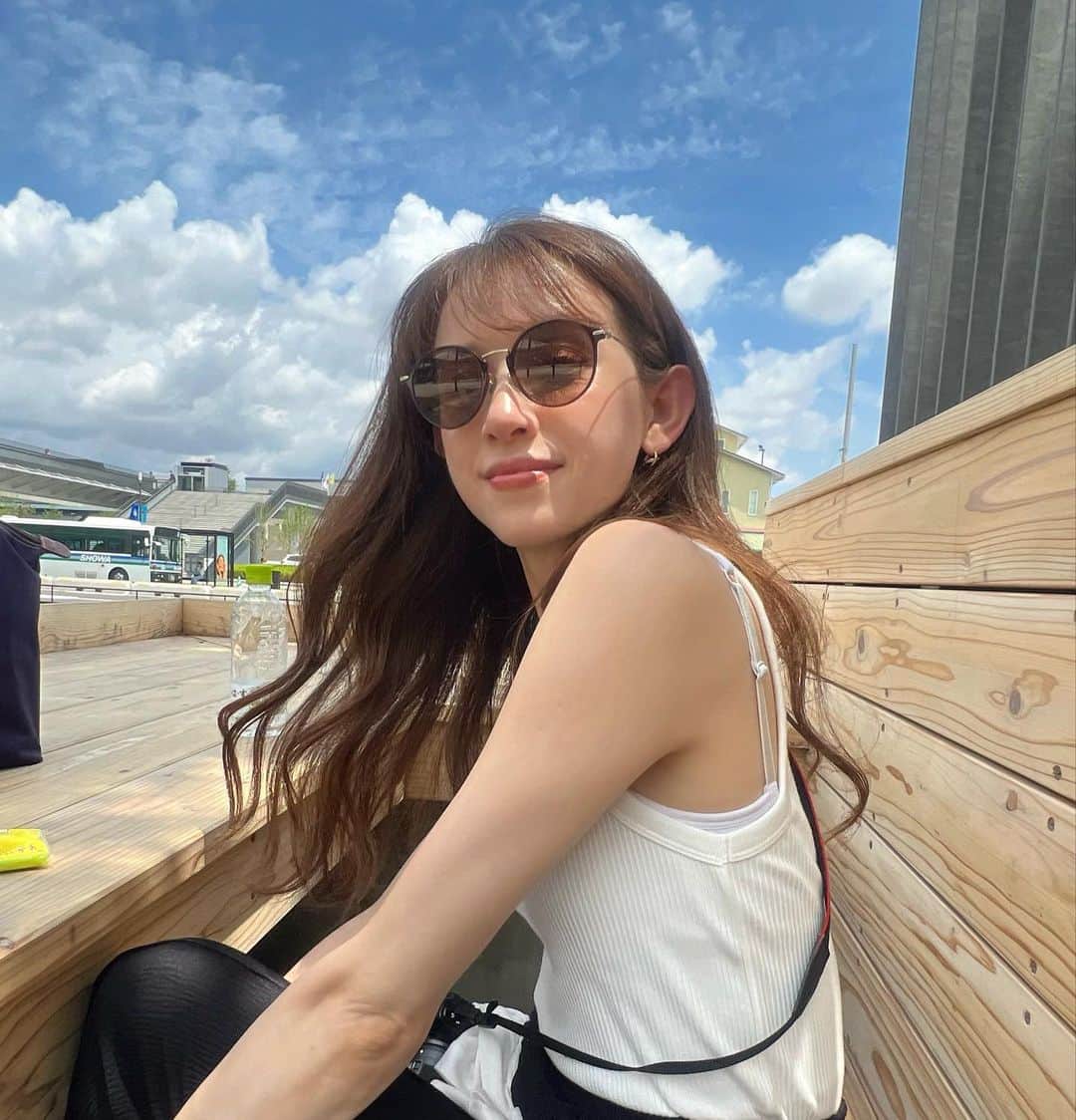 ロジャース里奈のインスタグラム：「. 気づいたら5月も半分過ぎたー！ 最近はかなり充実していて 先日娘と久しぶりにプチ旅行も してきたよー😌❤️ . . 最近の投稿は基本 娘カメラマンなので🥺 もっとたくさん写真 撮ってカメラ好きな子に なるといいなー😌 . .」