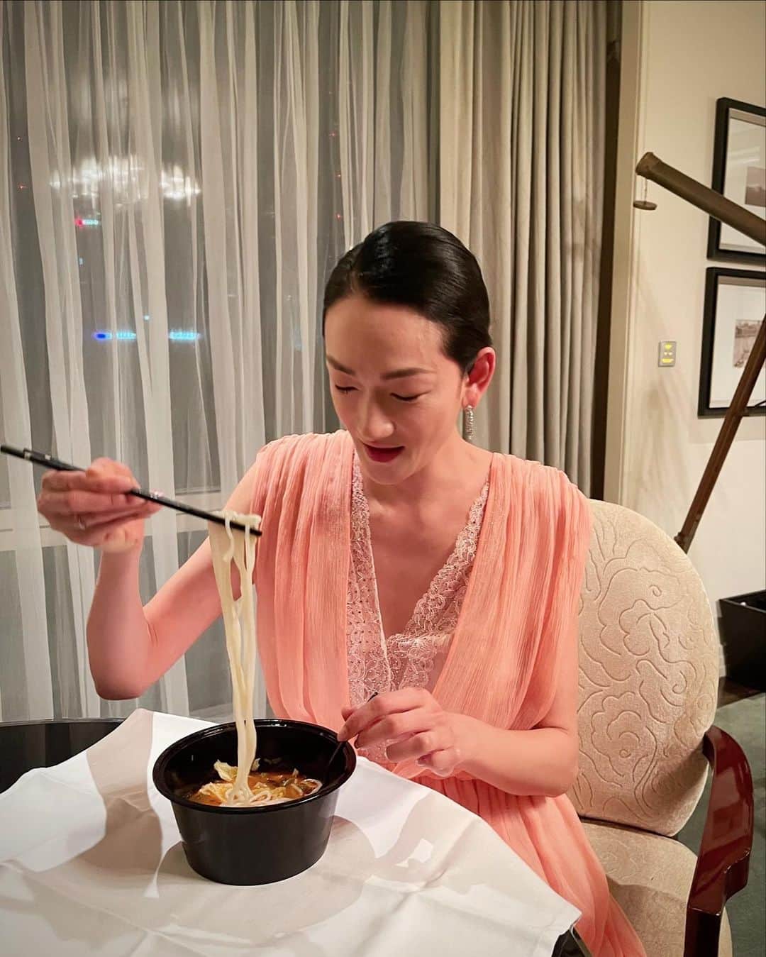 冨永愛さんのインスタグラム写真 - (冨永愛Instagram)「⁡ 中国のモデルの間でブームになっているらしい 「好欢螺螺蛳粉 （ルォースーフェン）」 なんと、たにしの出汁で作ったスープ！という… そしてタケノコの漬物とビーフンが入ったスーパー独特なラーメンなのか？ ⁡ 「この麺のお店があると100メートル先からでも匂うくらいめっちゃ臭いけど美味しいから！」と現地のスタッフに勧められたので、それは試さないとならないということで、いざ ⁡ 本当に臭い笑　臭いんだけど、なんとも言えない風味と辛さが癖になる！ 美味しかった〜 きっと次回も食べるだろう ⁡ (ちなみにビーフンなのでラーメンにはカウントしませんw) インスタントまでいただいて帰宅 ⁡ 我们的帮手, 好欢螺蛳粉 ⁡ #食いしん坊シリーズ #好欢螺螺蛳粉  #ルォースーフェン #螺蛳粉」5月16日 20時38分 - ai_tominaga_official