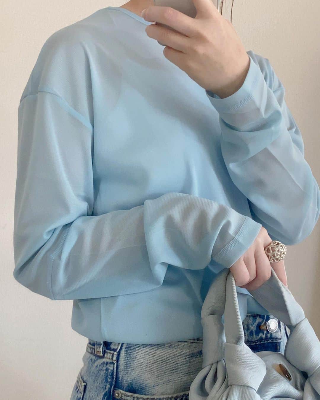akiii031さんのインスタグラム写真 - (akiii031Instagram)「BLUE💙👖🪩🖤  tops @aulii_amomentofhappiness  denim @hm bag @therow shoes @chanelofficial」5月16日 20時39分 - akiii031