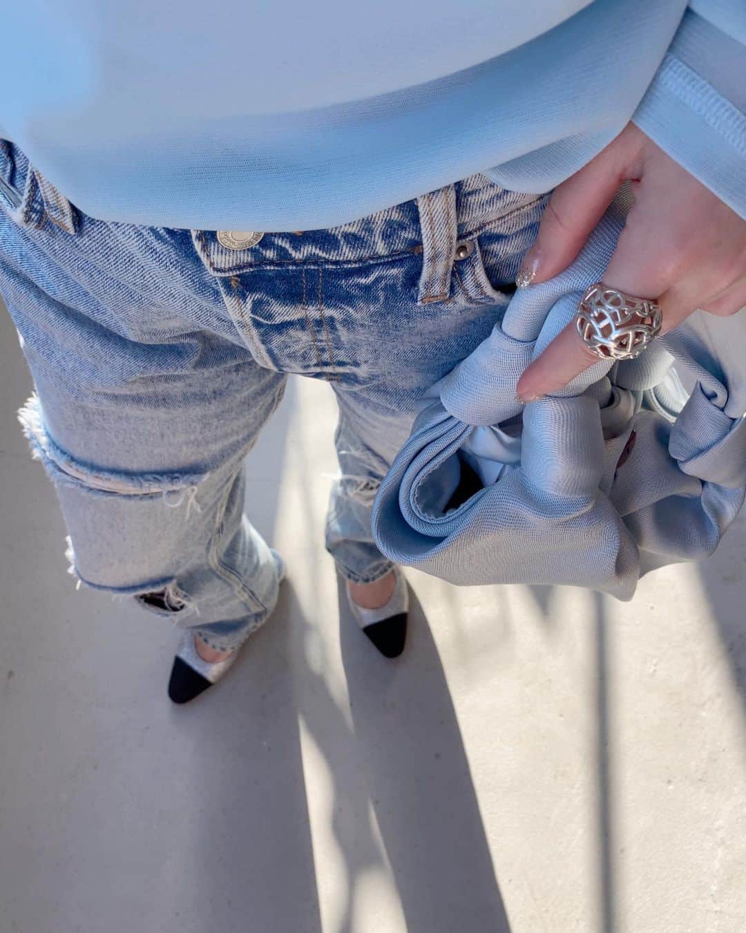 akiii031のインスタグラム：「BLUE💙👖🪩🖤  tops @aulii_amomentofhappiness  denim @hm bag @therow shoes @chanelofficial」