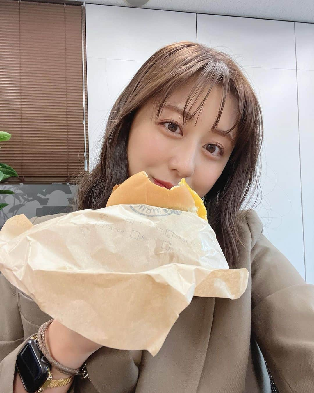 斎藤ちはるさんのインスタグラム写真 - (斎藤ちはるInstagram)「とあるの日の朝ごはん🍔 . ガッツリいきたくなるとき、あるよね〜🤤 . . #ハンバーガー は #もちろん #大好き なんだけど #結構 #ハッシュポテト が #メイン  #みたいなところある #仕事 の #合間 に #朝ごはん #一口食べちゃった  . . #斎藤ちはる#テレビ朝日アナウンサー#テレビ朝日#テレ朝#アナウンサー#至福の時間#ハンバーガー部#チーズハンバーガー#ハンバーガー屋#一口#待ちきれなかった#🍔」5月16日 20時39分 - chiharu_saito_ex