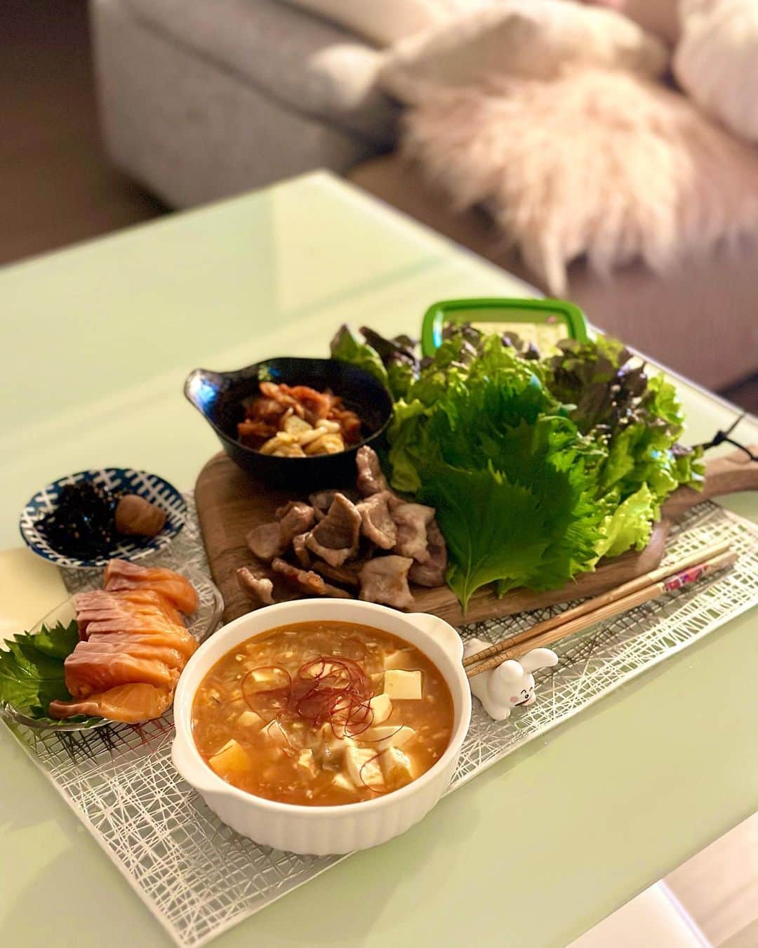 休井美郷さんのインスタグラム写真 - (休井美郷Instagram)「#おうちごはん 🇰🇷🌶️  この日はサムギョプサルがたべたくて韓国料理にしました🐷 辛くしすぎたユッケジャンクッパがとっても美味しかったです♡  あー韓国いきたい！！ いっその事１ヶ月でいいから留学したい。。🇰🇷  ･ これ1人で食べるんですか！？！？ みたいなDMたくさんきてたけど…  全然一人で食べるけど。  (笑)  ？  ･ ･ #韓国料理 #韓国 #おうちごはん #簡単レシピ」5月16日 20時49分 - kyuui_misato