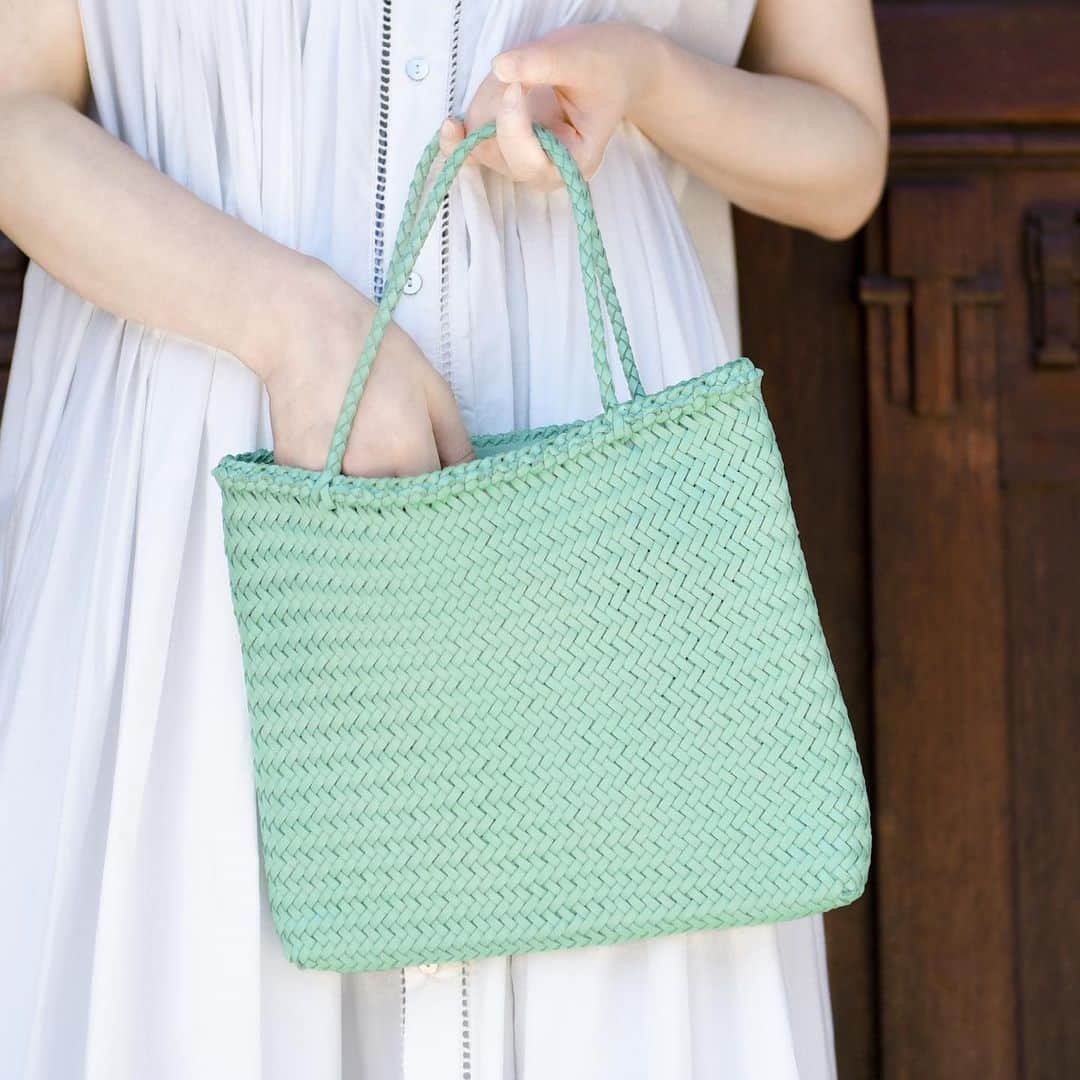 のインスタグラム：「dragon SOPHIE Leather woven bag  ¥42,900  #dragon #23ss #bshop」