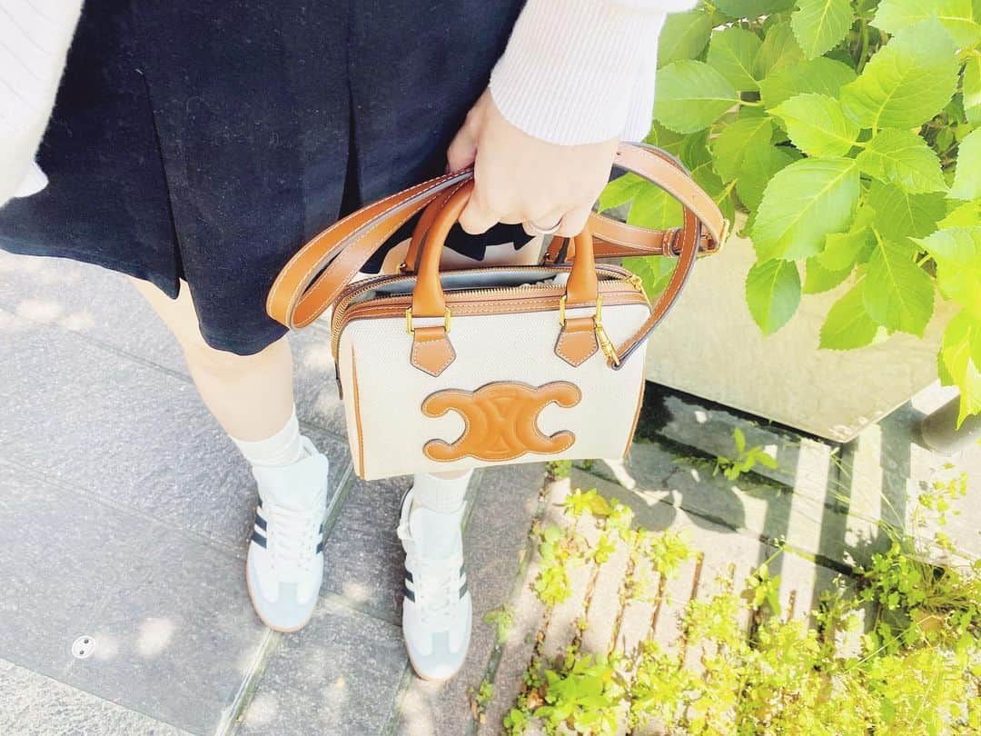 津久江麻由のインスタグラム：「@celine  𝑺𝒎𝒂𝒍𝒍 𝑩𝒐𝒔𝒕𝒐𝒏  #CELINE #韓国ファッション #韓国インテリア #サンバ #adidassamba #カジュアルコーデ #カジュアルガーリー #セリーヌ #セリーヌバッグ #セリーヌ新作 #ピンクコーデ #モテコーデ #あざとい系女子 #あざとかわいい #snidel #アディダスコーデ #ザラ #ザラコーデ #ザラ購入品 #スナイデル #frayid #myaesthetic #thesolme #лайфстайл #thenoisetier」