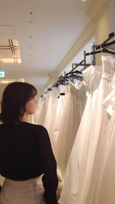 のインスタグラム：「先日結婚式の式場、日程を決めたのでドレスを選びに@mirrormirror_jp さんへ。 スタッフさんの温かさ、特に担当の佐藤さんが頼もしく、素敵すぎて、、、。 フォトに続き、結婚式でもお世話になることにしました。  何着か着てみて惜しくも選べなかったドレスも、沢山写真撮っていただいたので載せてみます♡ 今回は何にも決めずにお店に伺ったのだけど、 私に似合いそうなものをどんどん紹介してもらいました。 佐藤さんは迷った時にプロ目線で似合う方を理由と共にしっかり伝えてくれるのが嬉しい。全部似合うって言われちゃうと選びにくくなることも多いから🥹  ドレス選びはお洋服とはまた違う、、、 本当に特別なのだなぁ、、と改めて思いました👸✨ よしっ、当日までがんばるぞー！！！！」