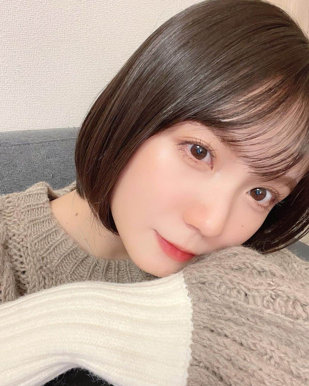 小瀬黎奈のインスタグラム：「☁️ . . 話題のピュレアのパック🫶🏻🤍  薄いシートやのにもうたっぷり美容液がひたひたに入ってて 美容成分もデパコスでも使われてるものばかりで凄い、、  使ってみて個人的にお肌の調子が良くて くすみに効くのとハリ感が実感できて嬉しい、、良き🥲❤︎ . . #Pureal #クリアエッセンス #プチプラスキンケア」