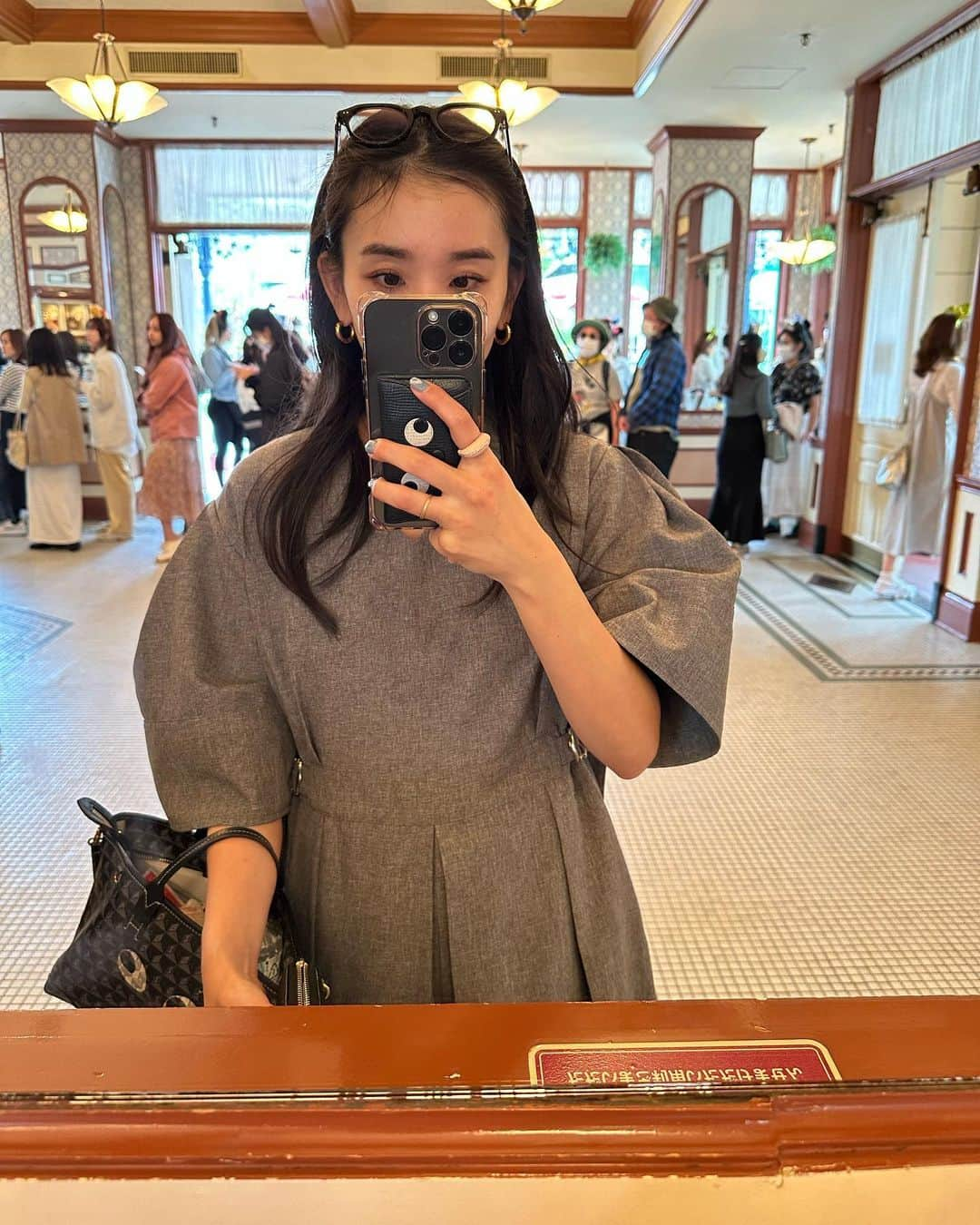 鈴木詩織さんのインスタグラム写真 - (鈴木詩織Instagram)「ディズニーコーデは楽ちんはロンパースで🫶🏻 スニーカーを合わせてもいい感じに😼  パンツはワイドで、全体的にゆったりとしているのでたくさん食べても平気！笑 夜は涼しいので上からカーディガン合わせたりしてました🫡  ロンパースはチュニックみたい全くシワにならないということではないのですが、なるべくシワになりにくい素材を使用しています🩶 私がワンピやロンパースでアイロンをたくさんかけなきゃいけないのが苦手過ぎて、生地選びにはこだわりました🙇🏻‍♀️  サイドにゴム&金具付き紐で調整ができるので、ウエストをキュッとすることも🙆🏻‍♀️ キュッとするとスタイルアップ、丈が少し短くなります📝  グレーとネイビーの2色展開です。 5/27(土)20:00〜発売致します🛒  ⁡  #shiorin_styling#meri#ミリコのミリ活」5月16日 20時58分 - shiorin0802suzuki