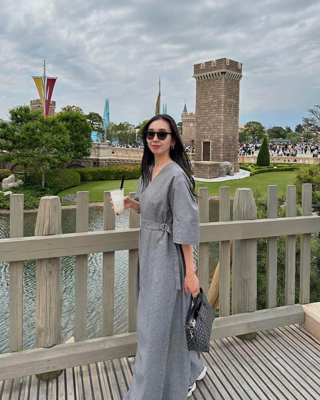 鈴木詩織のインスタグラム：「ディズニーコーデは楽ちんはロンパースで🫶🏻 スニーカーを合わせてもいい感じに😼  パンツはワイドで、全体的にゆったりとしているのでたくさん食べても平気！笑 夜は涼しいので上からカーディガン合わせたりしてました🫡  ロンパースはチュニックみたい全くシワにならないということではないのですが、なるべくシワになりにくい素材を使用しています🩶 私がワンピやロンパースでアイロンをたくさんかけなきゃいけないのが苦手過ぎて、生地選びにはこだわりました🙇🏻‍♀️  サイドにゴム&金具付き紐で調整ができるので、ウエストをキュッとすることも🙆🏻‍♀️ キュッとするとスタイルアップ、丈が少し短くなります📝  グレーとネイビーの2色展開です。 5/27(土)20:00〜発売致します🛒  ⁡  #shiorin_styling#meri#ミリコのミリ活」