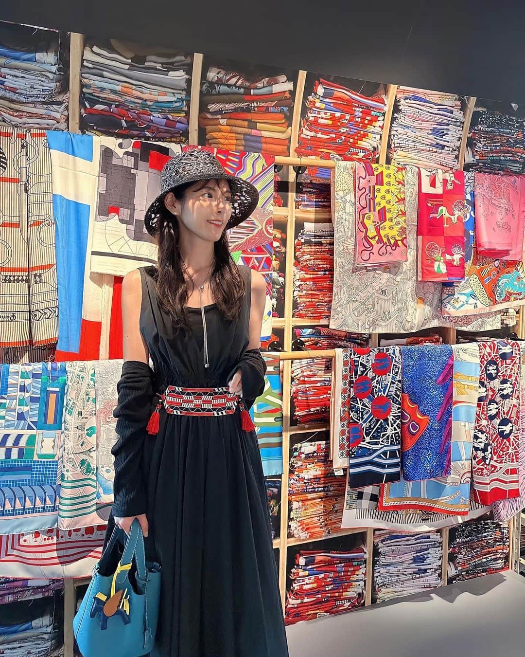 Yuika Matsuさんのインスタグラム写真 - (Yuika MatsuInstagram)「🍊🧡 　　 大阪中之島美術館 @nakkaart2022 で 「エルメスの petith ー プティ アッシュ」展覧会が 開催中なので行ってきましたよ✨ @hermes  　 展示エリアでは ものづくり・素材の再利用・サステナビリティを テーマに作り上げられたオブジェ、 その過程が見れました🎨 　 18日までなので ぜひ行ってみてください♡ 　  ワンピース▷ @desigual @stellajean_sj_  ハット▷ @andemiu_official  ネックレス @alan.made_     #大阪エルメス #中之島美術館 #大阪中之島美術館#大阪カフェ #エルメス #エルメスカフェ #プティアッシュ #中之島カフェ #美術館カフェ #エルパト #hermespetith #美術館巡り #HERMES #期間限定カフェ」5月16日 20時59分 - yuika00802