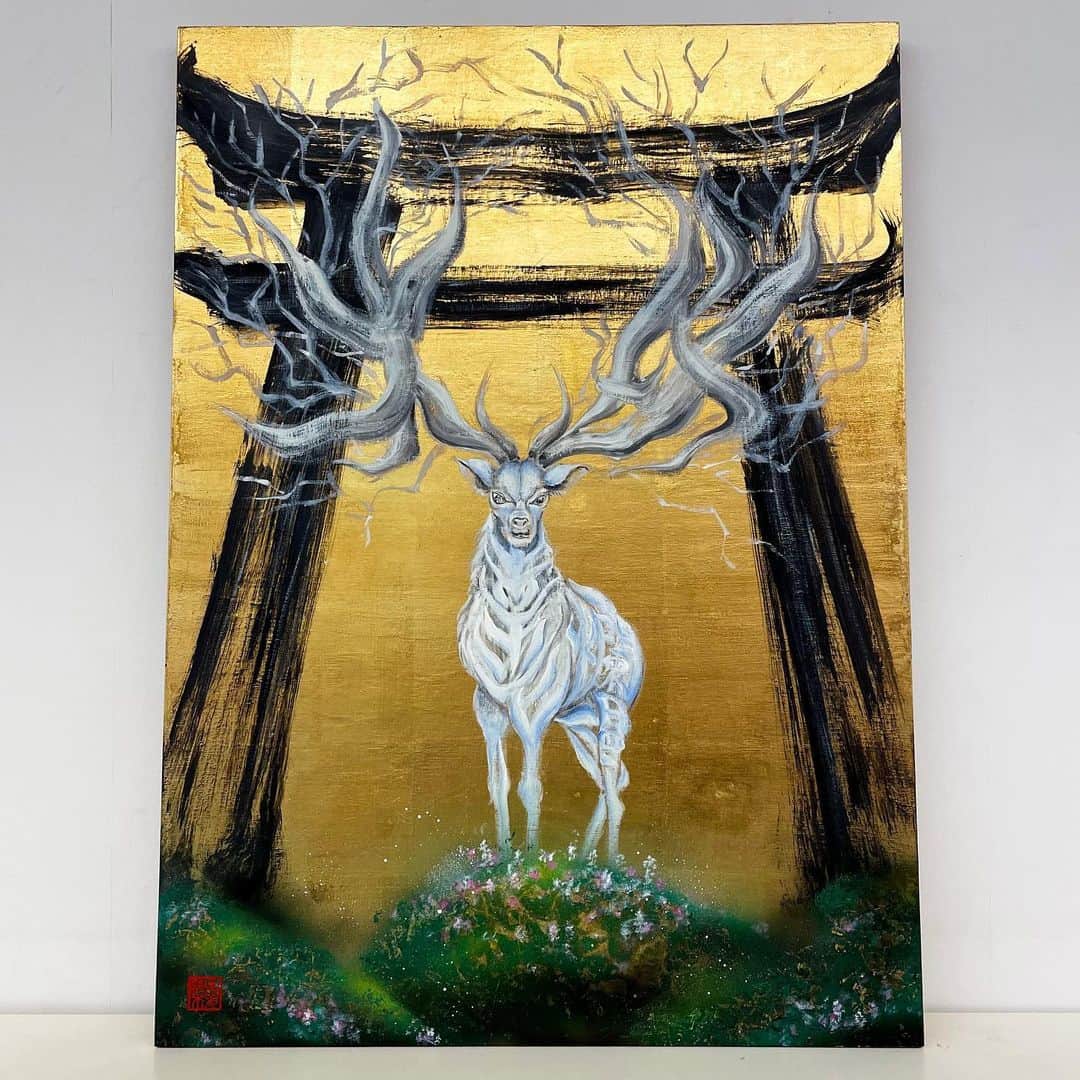 原愛梨さんのインスタグラム写真 - (原愛梨Instagram)「“幸花爛漫” M30(910mm×606mm)  豊かな森の鳥居の前であなたを見つめる鹿は、神々しい光を放ち、あなたの心を清め幸せを届けてくれるでしょう。  心に寄り添ってくれる存在を表現したくこの作品を書きました。 巨大な角には平和への願いと感謝が込めた「太平」、身体には「幸花爛漫」の文字を書いています。 世の中に幸せの花が咲き誇ってほしい願いからこの言葉を造りました。  A deer gazes at you in front of a rich forest torii gate. It shines a divine light and will purify your heart and bring you happiness. I drew this work to express such a presence that is close to your heart. The word "Tahei" (太平) is hidden in the huge horns, expressing a wish for peace and gratitude. On the body, I have written the characters for "Koukaaranman" (幸花爛漫). This phrase was created in the hope that the world will be filled with flowers of happiness.  #原愛梨 #書道アート #書道 #calligraphy #comtemporaryart  #japaneseart #artlovers #fineart」5月16日 20時51分 - airi_hara1002