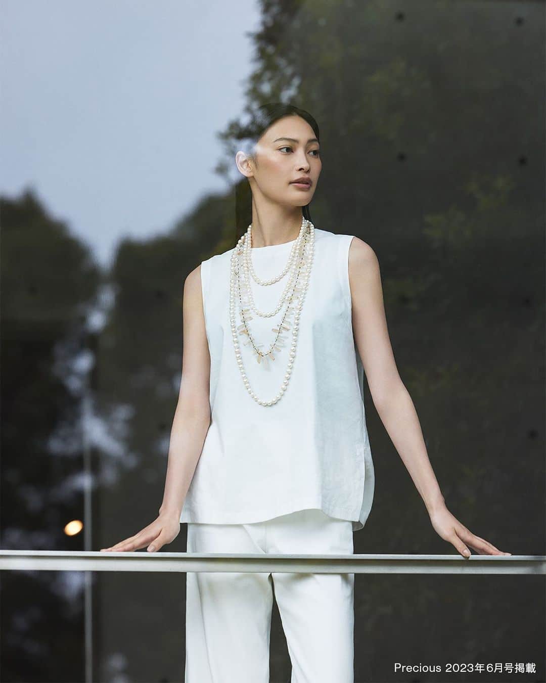 Theory luxe official account.のインスタグラム：「theory luxe×スタイリスト髙橋リタさん［初夏を彩る着映えベーシックのすべて］  シンプルに美しく... 清潔感のあるホワイトで統一し、凛とした佇まいに  クリーンな着こなしを目指したい夏は、清浄な白を積極的に取り入れて。 ミニマルなスリーブレスのブラウスとワイドシルエットのパンツを白で揃えれば、品格溢れるロング＆リーンのスタイルが堪能できる。  さらりとした肌当たりを叶えるリネンストレッチはイタリアのファブリックメーカー「NALYA」社による、こだわりが詰まった素材。 ミニマルなトップスの裾に入れたサイドスリットも、軽快なアクセントに。  #theoryluxe #セオリーリュクス #ブラウス #スリーブレスブラウス #ノースリーブ #リネンブラウス #リネン #きれいめカジュアル #セットアップ #ホワイトコーデ #ホワイトセットアップ #ワントーン #ワントーンコーデ #ワイドパンツ #プルオンパンツ #リネンパンツ #大人カジュアル #きれいめコーデ #きれいめカジュアル」