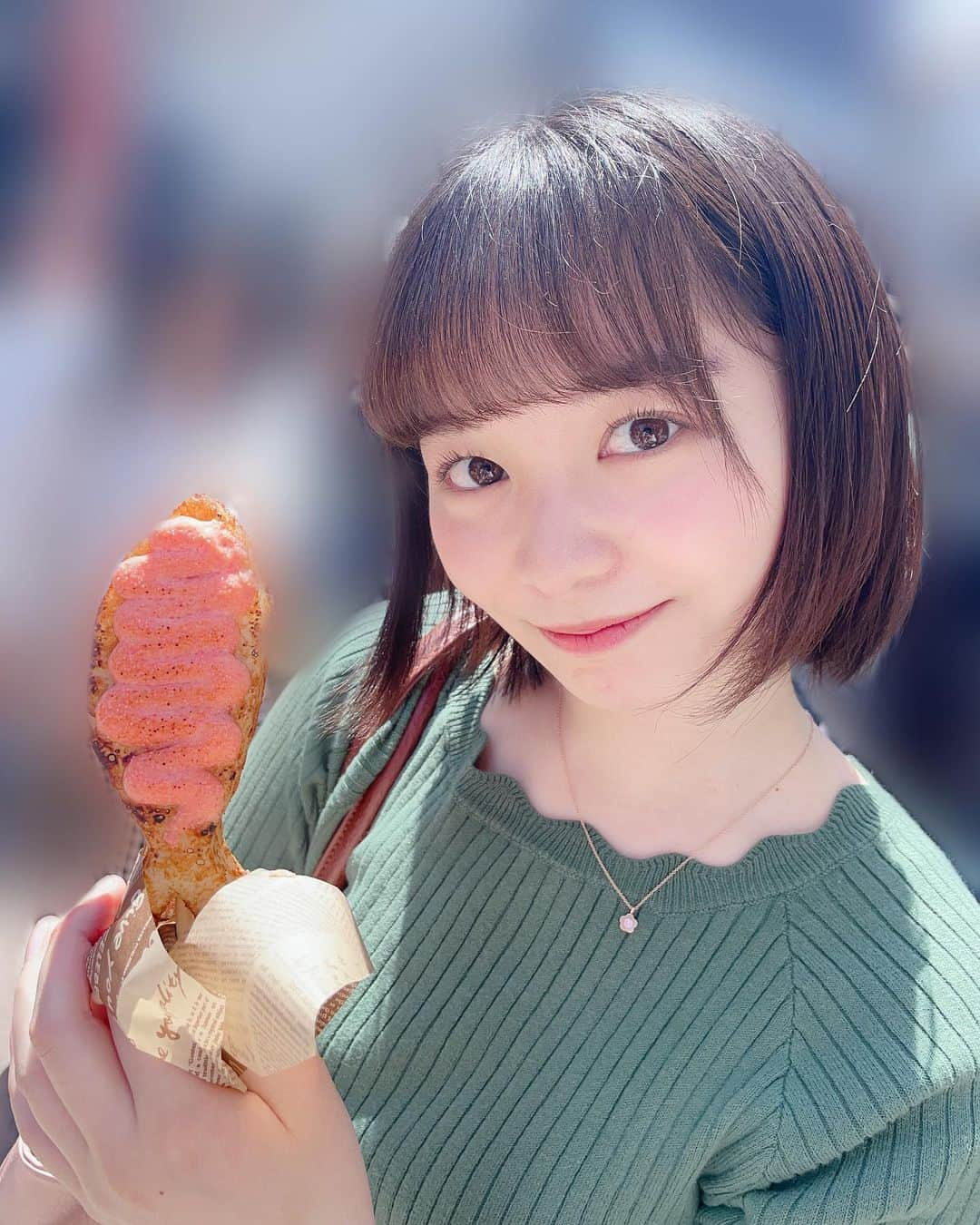 延命杏咲実さんのインスタグラム写真 - (延命杏咲実Instagram)「. 一口だけあげる〜！一口だけ！😉 . とっっっても晴れた日に、鎌倉と江ノ島に行ってきました〜〜☀️暑かった！！！🌻 . おいしい食べ物、綺麗すぎる景色、、何回行っても感動がある素敵な場所です🌊 . 1枚目はしらすかまぼこ！明太子味だったの！美味しかったあ😋 . . #鎌倉 #江ノ島 #しらす #鎌倉グルメ #海 #神奈川観光 #中3の頃に #遠足で鎌倉行ったけど #食い意地が勝って #大仏見に行きませんでした #今回は行ったよ😉 #セントフォース #セントフォースsprout #延命杏咲実 #延命ちゃん」5月16日 20時51分 - enmei_1115