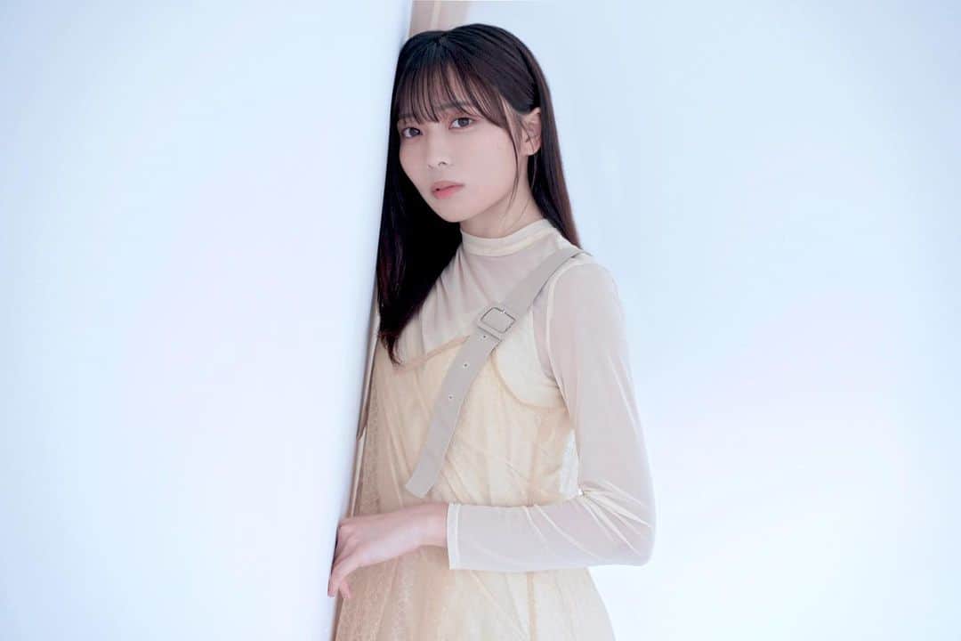 金山奈々絵のインスタグラム：「金山奈々絵です！！！2.3年ぶりにアイコン変えました！！ちなみに新しい宣材です🩵 . 📷@ryouno.anai 💄@kisa_hairmake 👗@sa_riiho」