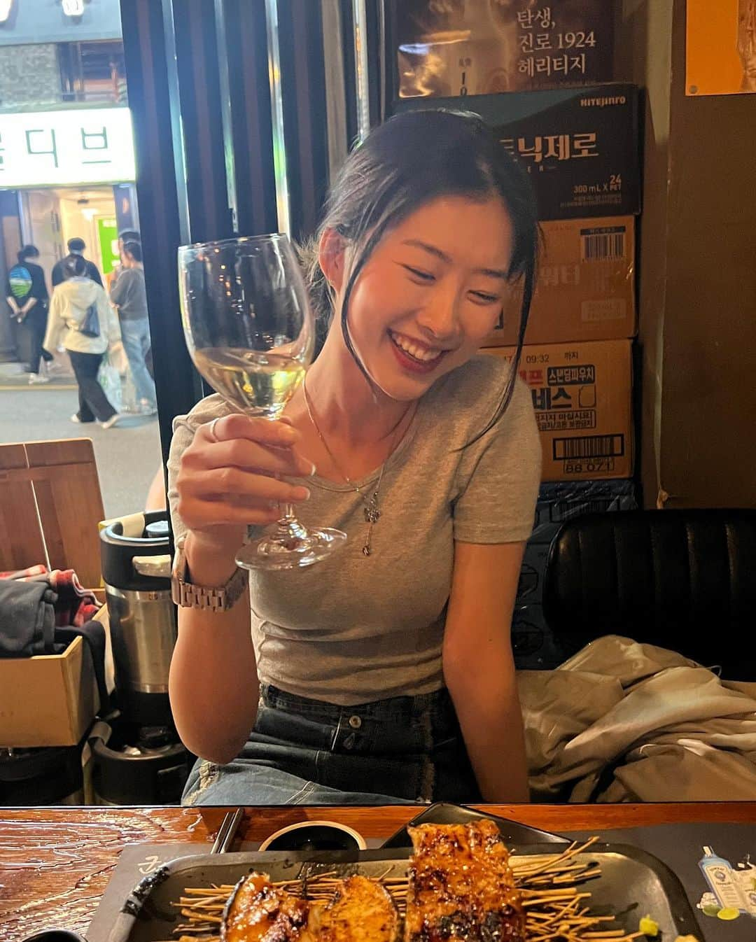 キム・ハリムさんのインスタグラム写真 - (キム・ハリムInstagram)「🍷, 오늘은 아니지만 화이트와인에 눈을 떠버린 듯  간단하게 나갈때 포인트로는 목걸이가 짱🫶🏻  #얼모스트블루 #목걸이 #스마일플라워 #almostblue #necklace #광고 #협찬」5月16日 20時52分 - rimirimidoremi