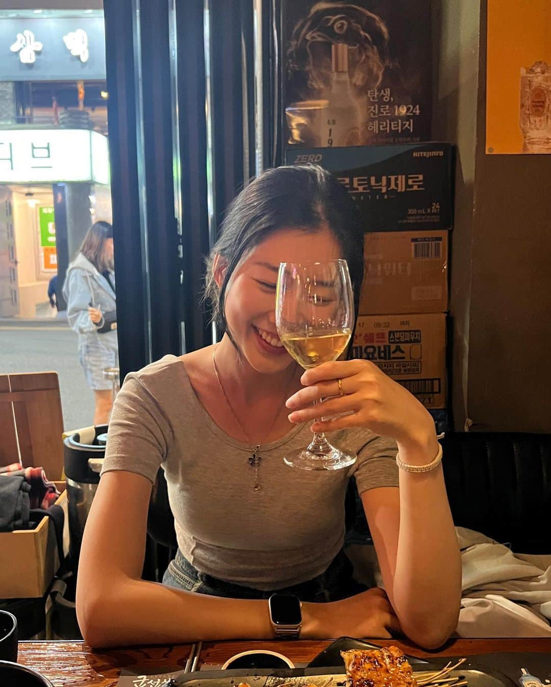 キム・ハリムさんのインスタグラム写真 - (キム・ハリムInstagram)「🍷, 오늘은 아니지만 화이트와인에 눈을 떠버린 듯  간단하게 나갈때 포인트로는 목걸이가 짱🫶🏻  #얼모스트블루 #목걸이 #스마일플라워 #almostblue #necklace #광고 #협찬」5月16日 20時52分 - rimirimidoremi