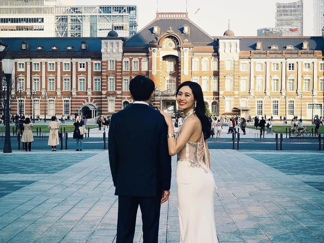 中西華菜さんのインスタグラム写真 - (中西華菜Instagram)「* ちょっとずつ結婚式の投稿もしなきゃ😂❣️  まだプロカメラマンの写真をもらえていないので、貰えたら順次 投稿します〜🙋‍♀️  これは前撮りでお姉ちゃんに撮影してもらった時の写真です☺️  ドレスはミスユニバースの大会で着た思い入れのあるイブニングドレス😉👗  1枚目の写真を4枚目のように ウェルカムボードに使いました🙌 それ以外にもムービーの至る所に使いました😘  前撮り予算抑えたい方は 業者に頼まなくても ポージングとか考えていけば 意外とできちゃいますので 参考にしてもらえたら嬉しいです📸  #卒花 #前撮り #東京駅 #東京駅前撮り #ウェルカムボード」5月16日 20時53分 - kananakanishi