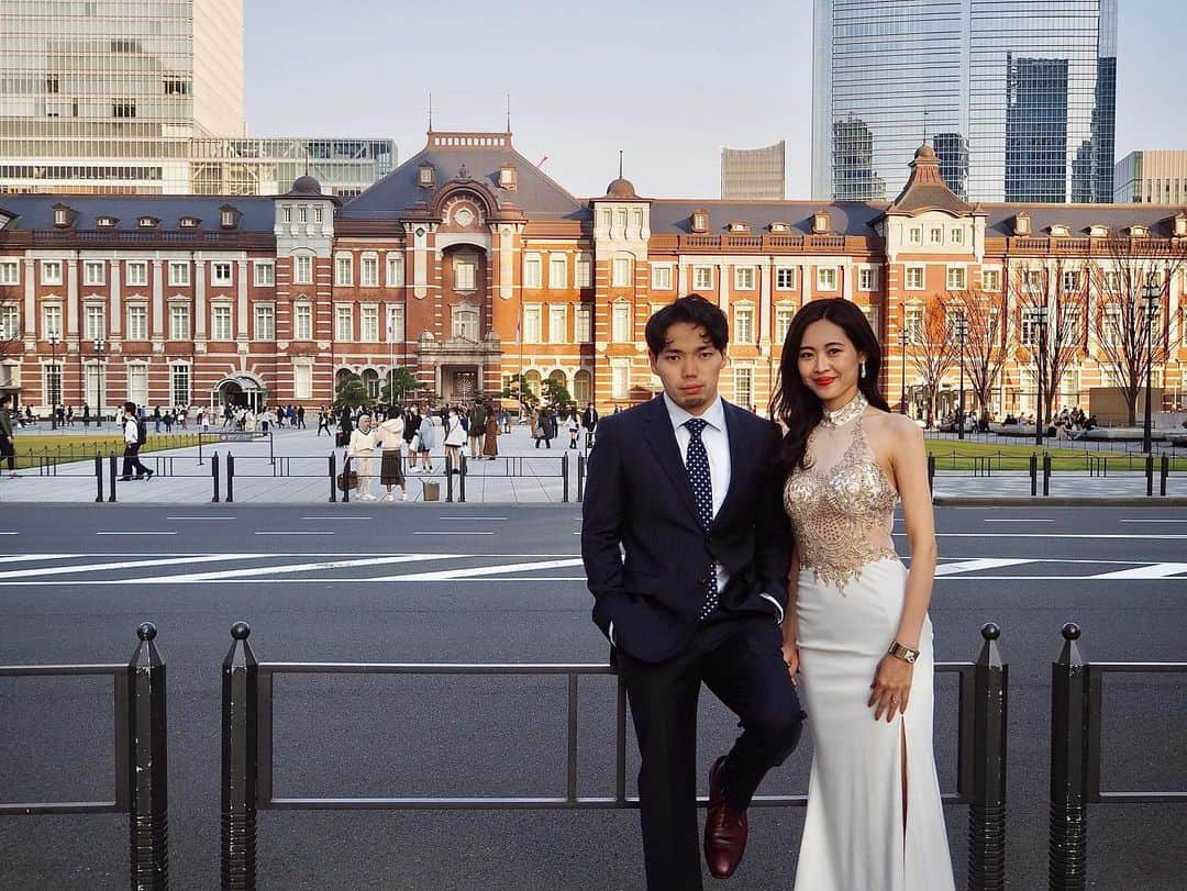 中西華菜のインスタグラム：「* ちょっとずつ結婚式の投稿もしなきゃ😂❣️  まだプロカメラマンの写真をもらえていないので、貰えたら順次 投稿します〜🙋‍♀️  これは前撮りでお姉ちゃんに撮影してもらった時の写真です☺️  ドレスはミスユニバースの大会で着た思い入れのあるイブニングドレス😉👗  1枚目の写真を4枚目のように ウェルカムボードに使いました🙌 それ以外にもムービーの至る所に使いました😘  前撮り予算抑えたい方は 業者に頼まなくても ポージングとか考えていけば 意外とできちゃいますので 参考にしてもらえたら嬉しいです📸  #卒花 #前撮り #東京駅 #東京駅前撮り #ウェルカムボード」