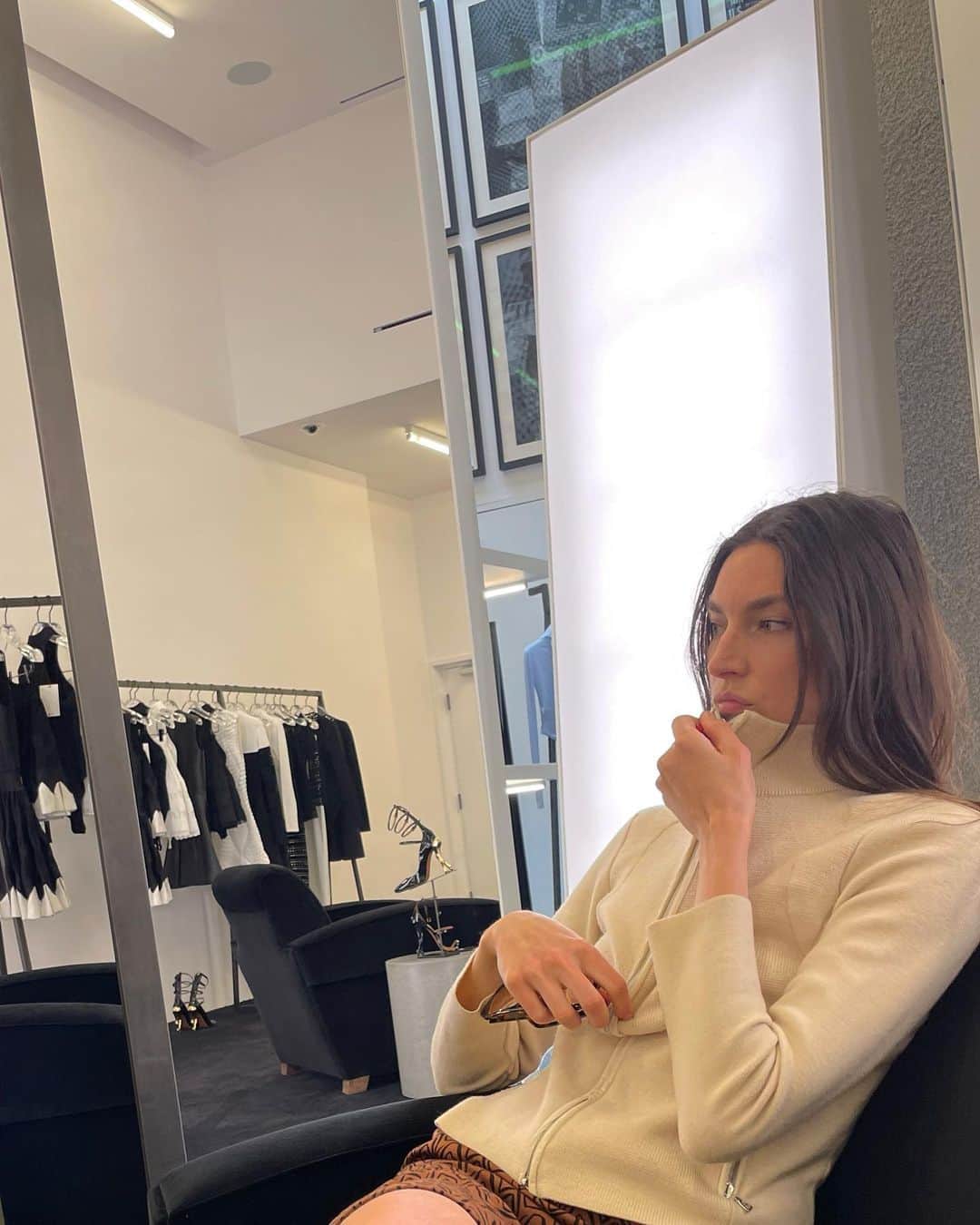 ジャクリーン・ヤブロンスキーのインスタグラム：「She shopped and got her step count up for the warm weather.」