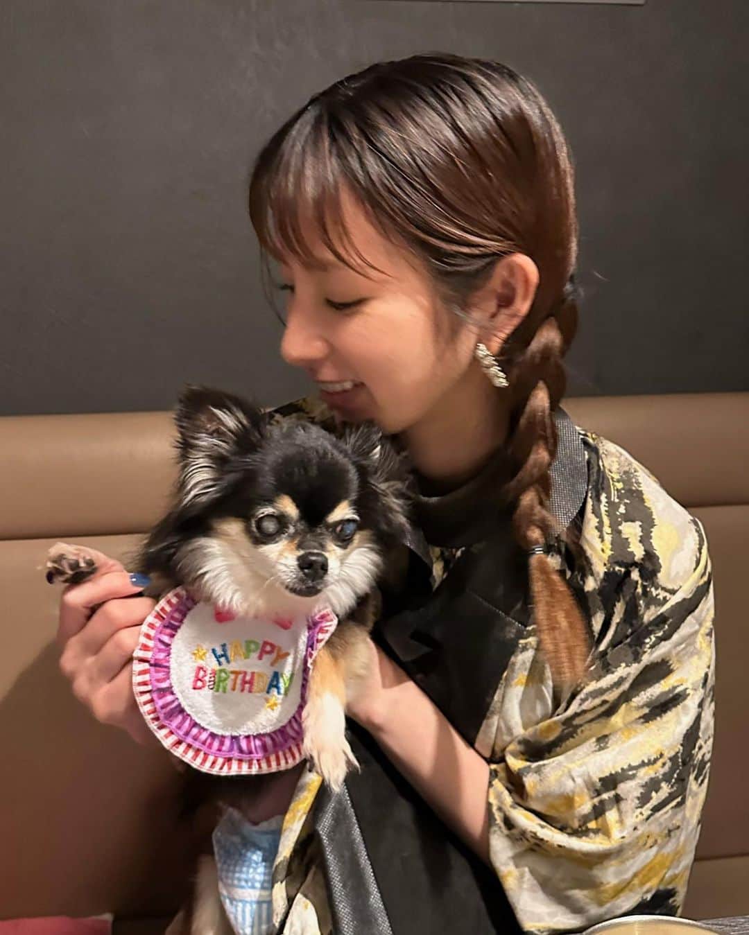 前田ゆうのインスタグラム：「🐶お誕生日会🎂🎉は大好物の焼肉😊♪ここのお店は焼肉屋さんなのにペット可でさらに個室なうえ、定員さんもペットに優しくて😉犬連れでもゆっくりご飯がたべれるからうれしい〜😊😊😌 焼肉もおいしいし最高です😋 前にきたときに 🐶焼肉の味をおぼえてしまい😁 あまりにも気に入ってたから ここにしました😌🐶😄 しかしね、前は長生きしてほしいからドックフードがいいなと思っていたんだけど、14歳にもなるし今はカロリーには気をつけて　おいしいものだったり好きなものをあげることも増えてきました＾＾♪ 楽しく元気に長生きてほしい❤️❤️🐶  しかしほんとうに、犬と店内で一緒に食べれるレストランって少なくて🥹なかなか見つけられないんだけど、どこか知っててオススメなところあったら教えてください♡  ここのお店は 🍽焼肉ぽんが　はなれ🍖だよ＾＾ @ponga.hanare   #焼肉　#目黒 #ペット可レストラン  #ペット可　#犬とごはん」