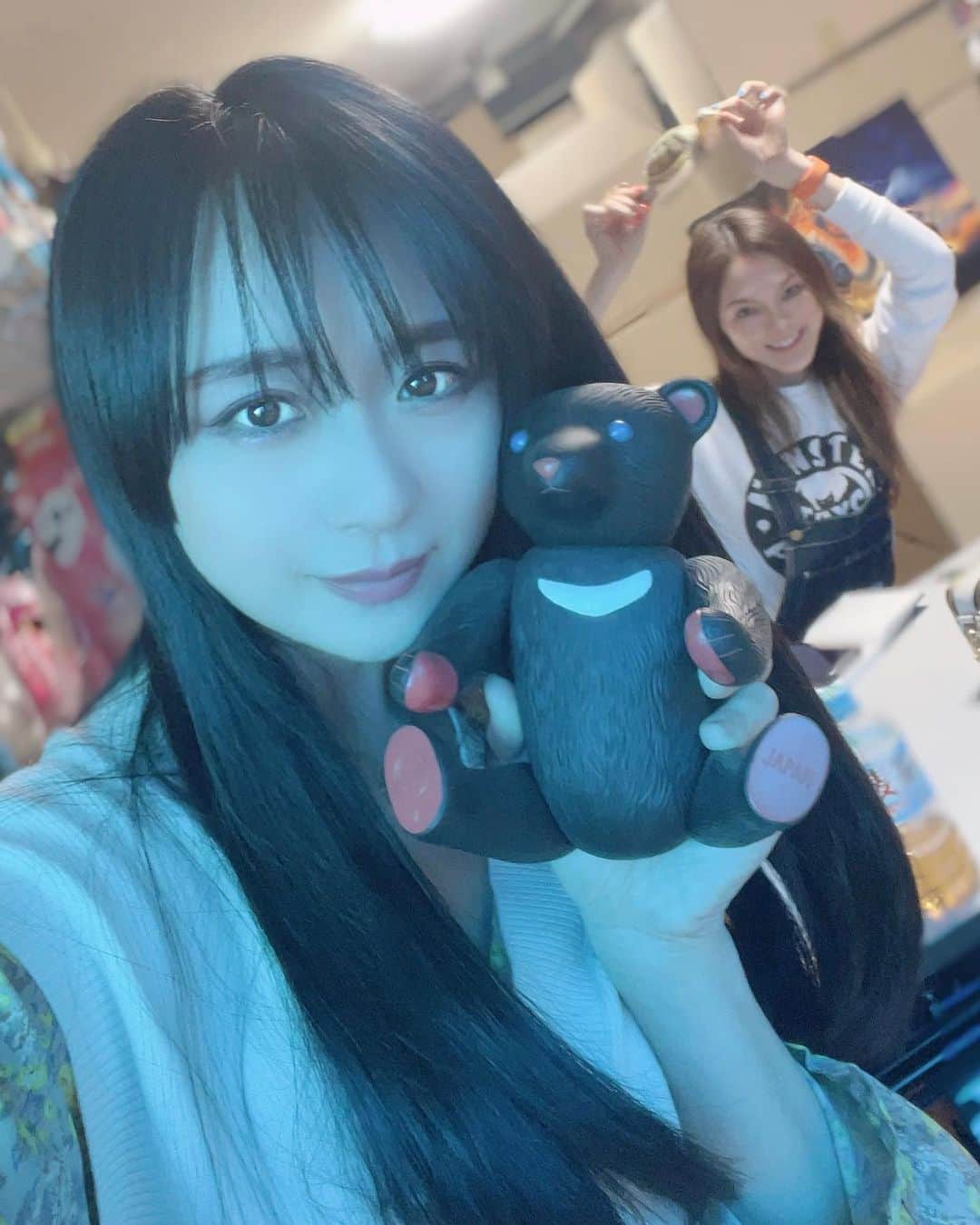 久保亜沙香のインスタグラム：「昨年ロサンゼルスのポップアップストアでお世話になったnobさんが日本にいらしてて、打ち合わせ✈️ 時差なくてもいっつも眠いんじゃーんって言われました🤣💤 窓のカラーフィルムで顔が青い🥶 事務所で鰻をいただきました🥢」