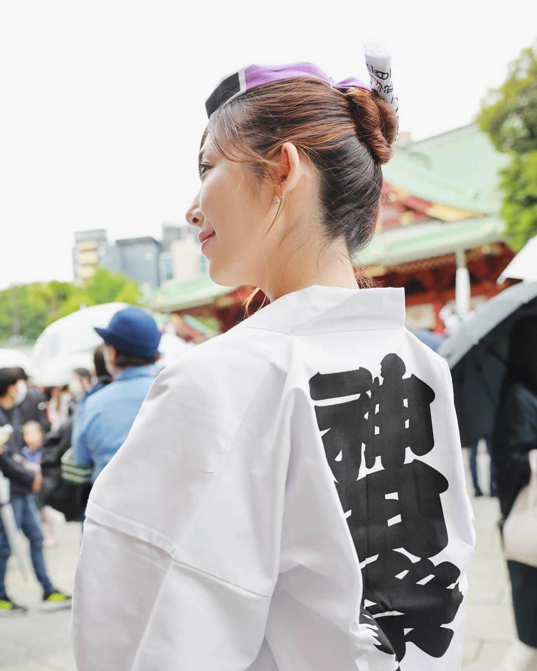 千代田唯さんのインスタグラム写真 - (千代田唯Instagram)「日本三大祭のひとつ「神田祭」⛩ 神田祭の様子を生配信する神田祭チャンネルのナビゲーターを務めさせて頂きました✨  4年ぶりの再開！！終始胸が熱くなりましたよ〜。 当たり前だったことが当たり前じゃなくなった4年間。人と会うことも許されない時期もありましたね🥲神社のお祭りも軒並み延期となりました。  やっと通常が戻った今年 盛大に神田祭が開催されました！！ 大きな掛け声と共に神輿を担ぎ、境内がたくさんの方の笑顔でいっぱい✨ 人と人とが繋がり一つになる。顔を合わせることの大切さを改めて実感しました。 日本のお祭りって素晴らしい！！ 神田祭チャンネルでこの素晴らしさがたくさん伝わっていたらいいなぁ💕  私は一神職として神社の伝統を守っていきたい！！強くそう思います✨  2年後また元気に神田祭へ参加できますように☺️✨  #神田祭#令和5年 #お祭り#日本の祭り#日本の伝統#神社#神輿#伝統#神社好きな人と繋がりたい  #神主#神主アイドル#司会#ミスワイン#お祭りヘアー#はちまきアレンジ#japanesegirl#japanesefestival#japanesefashion#shrine」5月16日 20時56分 - chiyodayui0920