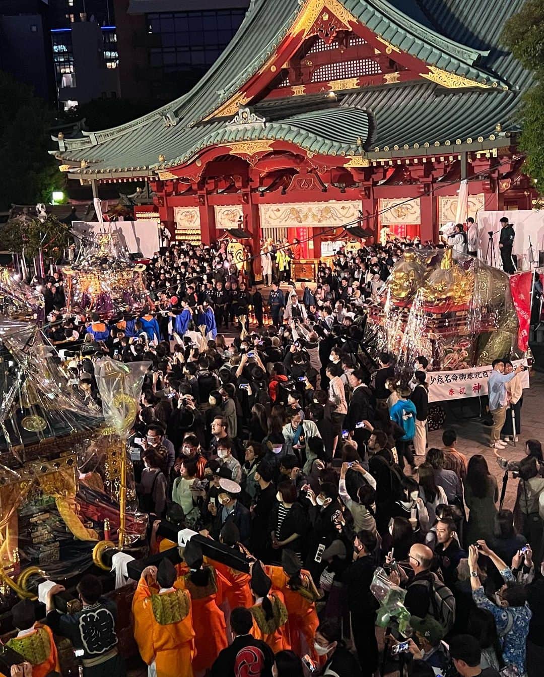 千代田唯さんのインスタグラム写真 - (千代田唯Instagram)「日本三大祭のひとつ「神田祭」⛩ 神田祭の様子を生配信する神田祭チャンネルのナビゲーターを務めさせて頂きました✨  4年ぶりの再開！！終始胸が熱くなりましたよ〜。 当たり前だったことが当たり前じゃなくなった4年間。人と会うことも許されない時期もありましたね🥲神社のお祭りも軒並み延期となりました。  やっと通常が戻った今年 盛大に神田祭が開催されました！！ 大きな掛け声と共に神輿を担ぎ、境内がたくさんの方の笑顔でいっぱい✨ 人と人とが繋がり一つになる。顔を合わせることの大切さを改めて実感しました。 日本のお祭りって素晴らしい！！ 神田祭チャンネルでこの素晴らしさがたくさん伝わっていたらいいなぁ💕  私は一神職として神社の伝統を守っていきたい！！強くそう思います✨  2年後また元気に神田祭へ参加できますように☺️✨  #神田祭#令和5年 #お祭り#日本の祭り#日本の伝統#神社#神輿#伝統#神社好きな人と繋がりたい  #神主#神主アイドル#司会#ミスワイン#お祭りヘアー#はちまきアレンジ#japanesegirl#japanesefestival#japanesefashion#shrine」5月16日 20時56分 - chiyodayui0920