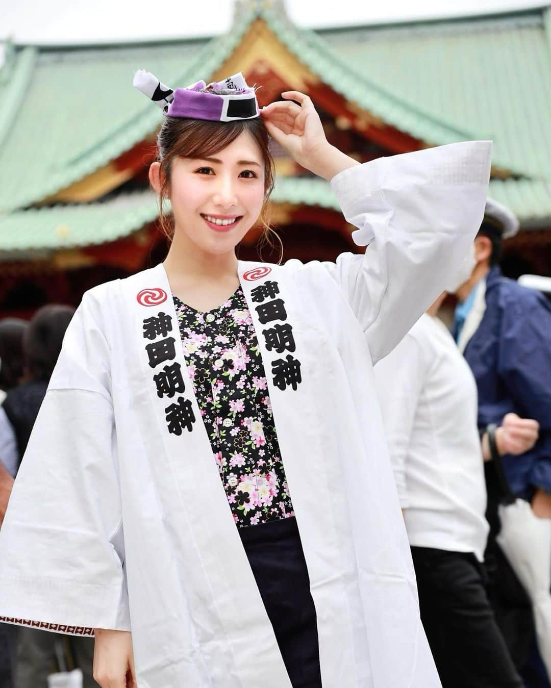 千代田唯さんのインスタグラム写真 - (千代田唯Instagram)「日本三大祭のひとつ「神田祭」⛩ 神田祭の様子を生配信する神田祭チャンネルのナビゲーターを務めさせて頂きました✨  4年ぶりの再開！！終始胸が熱くなりましたよ〜。 当たり前だったことが当たり前じゃなくなった4年間。人と会うことも許されない時期もありましたね🥲神社のお祭りも軒並み延期となりました。  やっと通常が戻った今年 盛大に神田祭が開催されました！！ 大きな掛け声と共に神輿を担ぎ、境内がたくさんの方の笑顔でいっぱい✨ 人と人とが繋がり一つになる。顔を合わせることの大切さを改めて実感しました。 日本のお祭りって素晴らしい！！ 神田祭チャンネルでこの素晴らしさがたくさん伝わっていたらいいなぁ💕  私は一神職として神社の伝統を守っていきたい！！強くそう思います✨  2年後また元気に神田祭へ参加できますように☺️✨  #神田祭#令和5年 #お祭り#日本の祭り#日本の伝統#神社#神輿#伝統#神社好きな人と繋がりたい  #神主#神主アイドル#司会#ミスワイン#お祭りヘアー#はちまきアレンジ#japanesegirl#japanesefestival#japanesefashion#shrine」5月16日 20時56分 - chiyodayui0920