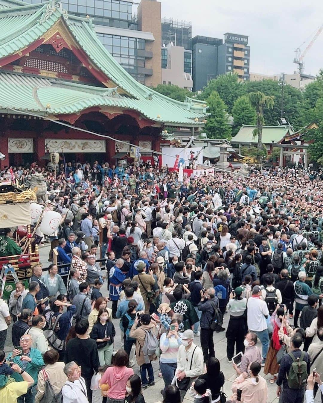 千代田唯さんのインスタグラム写真 - (千代田唯Instagram)「日本三大祭のひとつ「神田祭」⛩ 神田祭の様子を生配信する神田祭チャンネルのナビゲーターを務めさせて頂きました✨  4年ぶりの再開！！終始胸が熱くなりましたよ〜。 当たり前だったことが当たり前じゃなくなった4年間。人と会うことも許されない時期もありましたね🥲神社のお祭りも軒並み延期となりました。  やっと通常が戻った今年 盛大に神田祭が開催されました！！ 大きな掛け声と共に神輿を担ぎ、境内がたくさんの方の笑顔でいっぱい✨ 人と人とが繋がり一つになる。顔を合わせることの大切さを改めて実感しました。 日本のお祭りって素晴らしい！！ 神田祭チャンネルでこの素晴らしさがたくさん伝わっていたらいいなぁ💕  私は一神職として神社の伝統を守っていきたい！！強くそう思います✨  2年後また元気に神田祭へ参加できますように☺️✨  #神田祭#令和5年 #お祭り#日本の祭り#日本の伝統#神社#神輿#伝統#神社好きな人と繋がりたい  #神主#神主アイドル#司会#ミスワイン#お祭りヘアー#はちまきアレンジ#japanesegirl#japanesefestival#japanesefashion#shrine」5月16日 20時56分 - chiyodayui0920