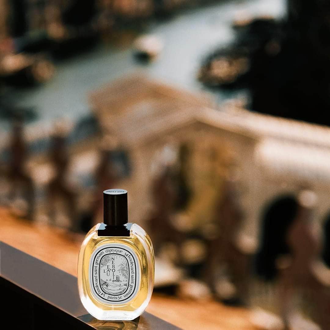 ディプティックのインスタグラム：「A sun-drenched stopover… …for Eau de Néroli. The air is fragrant with the scents of freshly harvested neroli, bergamot and green leaves. An effervescence that leads you on a one-way trip, with no return.  #diptyque #diptyqueparis #eaudeneroli」