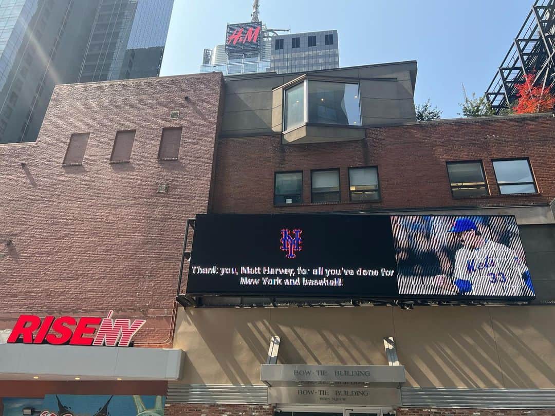 マット・ハービーのインスタグラム：「Really cool billboard in Times Square last week thanks to @risenyofficial  Thank you!!!」