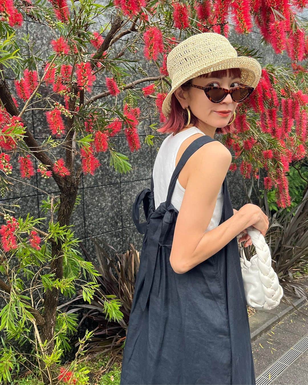 EMILY/BLUEさんのインスタグラム写真 - (EMILY/BLUEInstagram)「近所でお散歩〜☺️ 珍しくブラックワンピをチョイス。 真っ赤なお花に映えたな❤️😚🖤 ワンピース、帽子、スニーカーは @cosstores_jp だよ🫶🏼 シンプルなワンピースでも、バックスタイルが可愛いとやっぱり上がるよね🥰 少し透けそうな素材を着る時はパンツを重ね着するのも⭕️ 近所には沢山綺麗なお花が咲き始めました🌷🌼🪻 お散歩が気持ちいい〜♡ 私161cm着用size🫡 👗:M 👒:XS/S 👟:37 ご参考までに💁🏻‍♀️ #cosstores #COSbyyou #cosjapan #cosstoresad #海のある生活 #海のある暮らし #春ワンピ #ワンピコーデ #ファッション #シンプルコーデ #ミニマル #カジュアルコーデ #大人カジュアル #スニーカーコーデ #男の子ママ #女の子ママ #ボブヘア #お花のある暮らし #インテリア #ヴィンテージマンション #カラフルインテリア」5月16日 21時08分 - emilybluejewelry0220