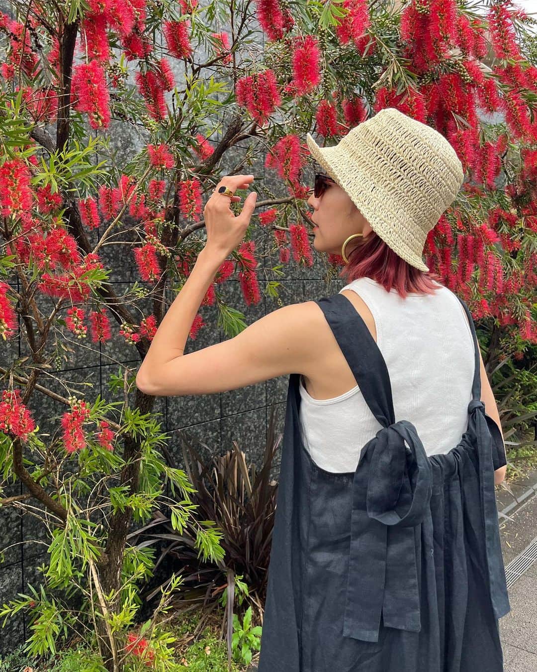 EMILY/BLUEさんのインスタグラム写真 - (EMILY/BLUEInstagram)「近所でお散歩〜☺️ 珍しくブラックワンピをチョイス。 真っ赤なお花に映えたな❤️😚🖤 ワンピース、帽子、スニーカーは @cosstores_jp だよ🫶🏼 シンプルなワンピースでも、バックスタイルが可愛いとやっぱり上がるよね🥰 少し透けそうな素材を着る時はパンツを重ね着するのも⭕️ 近所には沢山綺麗なお花が咲き始めました🌷🌼🪻 お散歩が気持ちいい〜♡ 私161cm着用size🫡 👗:M 👒:XS/S 👟:37 ご参考までに💁🏻‍♀️ #cosstores #COSbyyou #cosjapan #cosstoresad #海のある生活 #海のある暮らし #春ワンピ #ワンピコーデ #ファッション #シンプルコーデ #ミニマル #カジュアルコーデ #大人カジュアル #スニーカーコーデ #男の子ママ #女の子ママ #ボブヘア #お花のある暮らし #インテリア #ヴィンテージマンション #カラフルインテリア」5月16日 21時08分 - emilybluejewelry0220