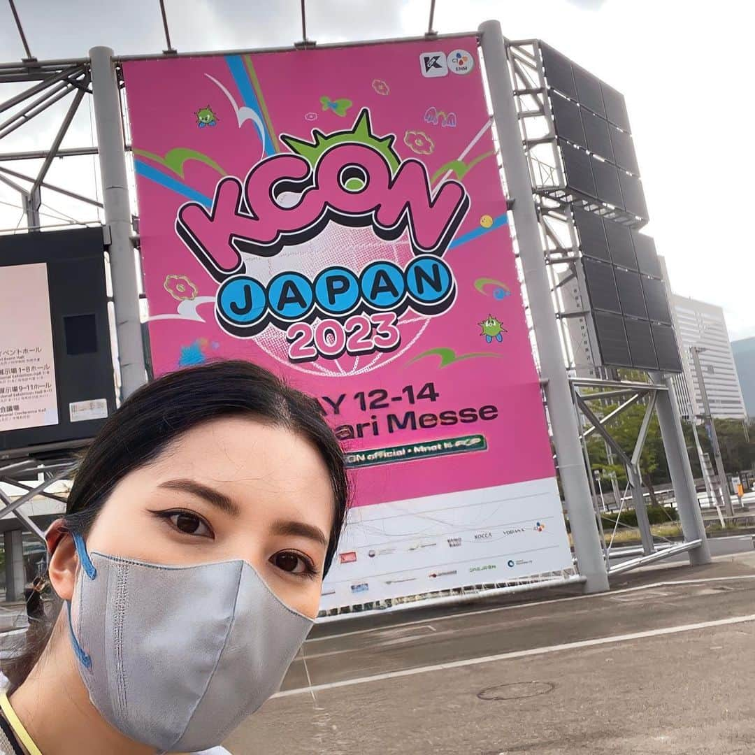 浜口順子さんのインスタグラム写真 - (浜口順子Instagram)「楽しかった 　#KCONJAPAN の思い出😇 #Qoo10 さんのブースから 公開生配信でした💗 私は土日と2回でした👌 ご覧いただいた皆様、 ありがとうございました✨ １日目のゲストはしげちゃん 🌈ウンチェさんと会えたみたいで良かったね〜👏 叫んでたもんね😆 配信のアーカイブ残ってますのでQoo10アプリから是非ご覧ください💗  #KCON #村重杏奈 さん #onething  #ライブコマース　#KeyOpinionLeader #KOL  #하마구치쥰코　#コマーサー#ライブストリーム　#ライブストリームショッピング　#ライブビデオショッピング　#ショッピングショー　#生配信　#通販」5月16日 21時07分 - hamaguchijunko