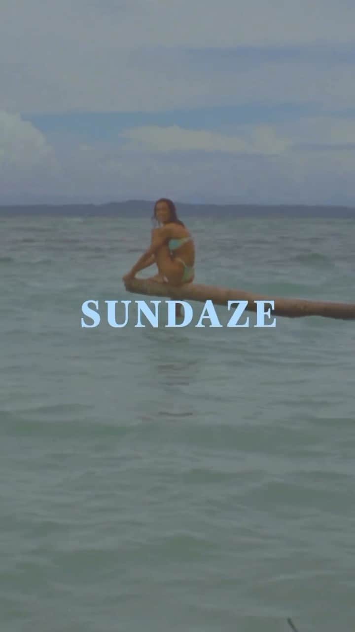 BillabongWomensJapanのインスタグラム：「私たちは透明な水のほとりに住み、白い砂浜にのんびり過ごすことを夢見ています。私たちの最新コレクションSandazeをチェック！」