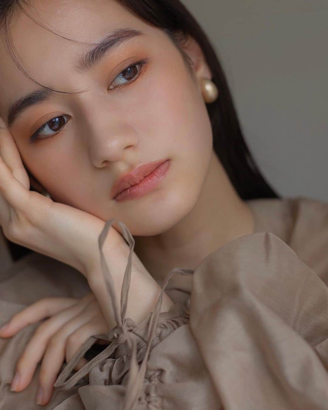 大木光のインスタグラム：「マットな質感や荒めのラメなど様々な組み合わせを自由自在に！  均一に塗り広げるところとポイントでざっくりラメをのせるところをつくれば メリハリを効かせた目元に。  自分の気分で色を選び 自分だけのアイシャドウパレットをつくるタイムレスなパレット @rihka_official feelings palette  プロセスはまた動画にてアップします🙋‍♂️！ #メイク#rihka #アイシャドウ#アイメイク#アイライン #夏メイク#アイパレット」
