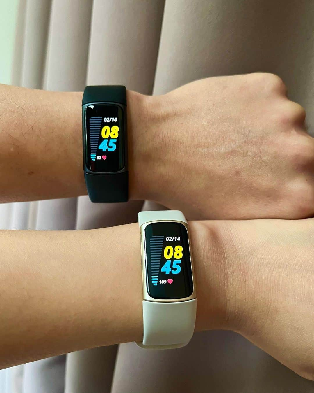 Fitbit Japanさんのインスタグラム写真 - (Fitbit JapanInstagram)「友達や家族とデータを見比べてみるだけでも、新しい発見があるかも✨ 皆さんはどんな使い方で #Fitbit ライフを楽しんでいますか？？ 📷 @verasuleyeva」5月16日 21時00分 - fitbitjp