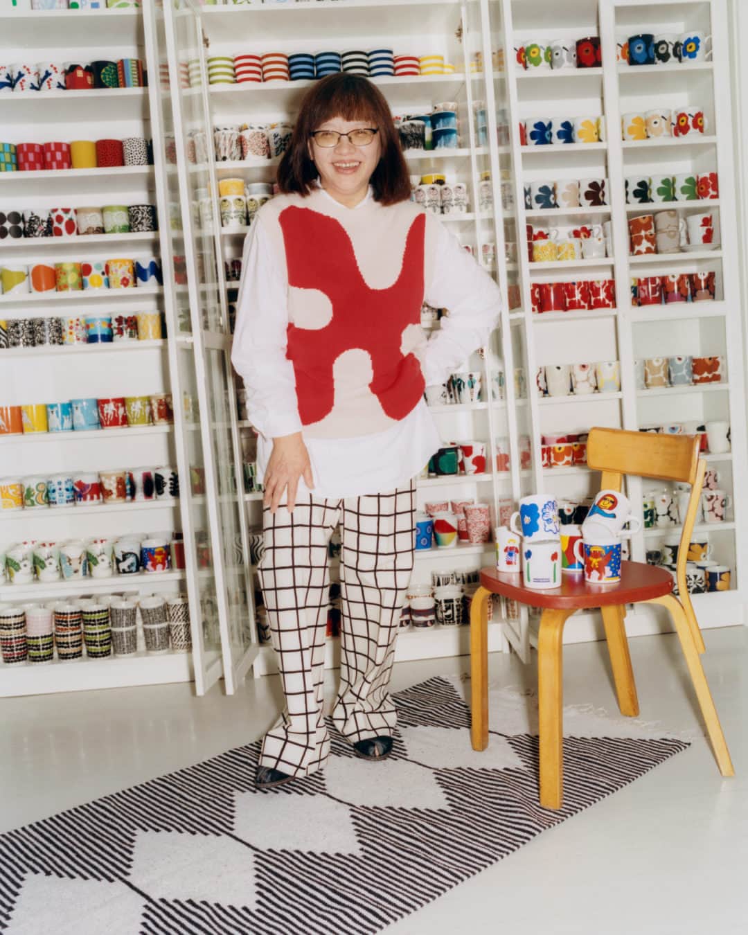 マリメッコのインスタグラム：「A home devoted to joy and bold prints. Hui Zhu, @huismuggallery, who lives in Helsinki, is a 60-year-old collector who describes herself as a "Marimekko lunatic". Take the tour with us at Hui’s home and explore her collection of almost 2,000 Marimekko mugs. Link in bio.  Ps. You can now find exclusive Marimekko treasures from Hui’s personal collection at preloved.marimekko.com. #marimekko #marimekkopreloved」