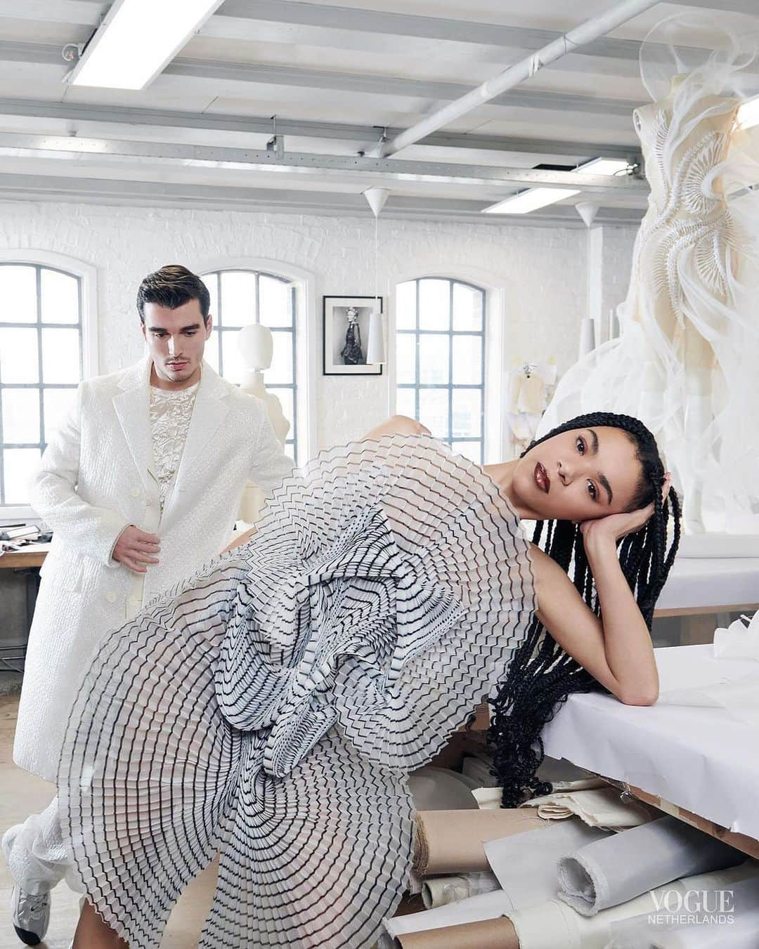 Iris Van Herpeさんのインスタグラム写真 - (Iris Van HerpeInstagram)「Talented @India_Amarteifio starring in the Queen Charlotte series, captured for @NLVogue fitting the Seijaku dress in our Amsterdam atelier.  #irisvanherpen #hautecouture」5月16日 21時01分 - irisvanherpen