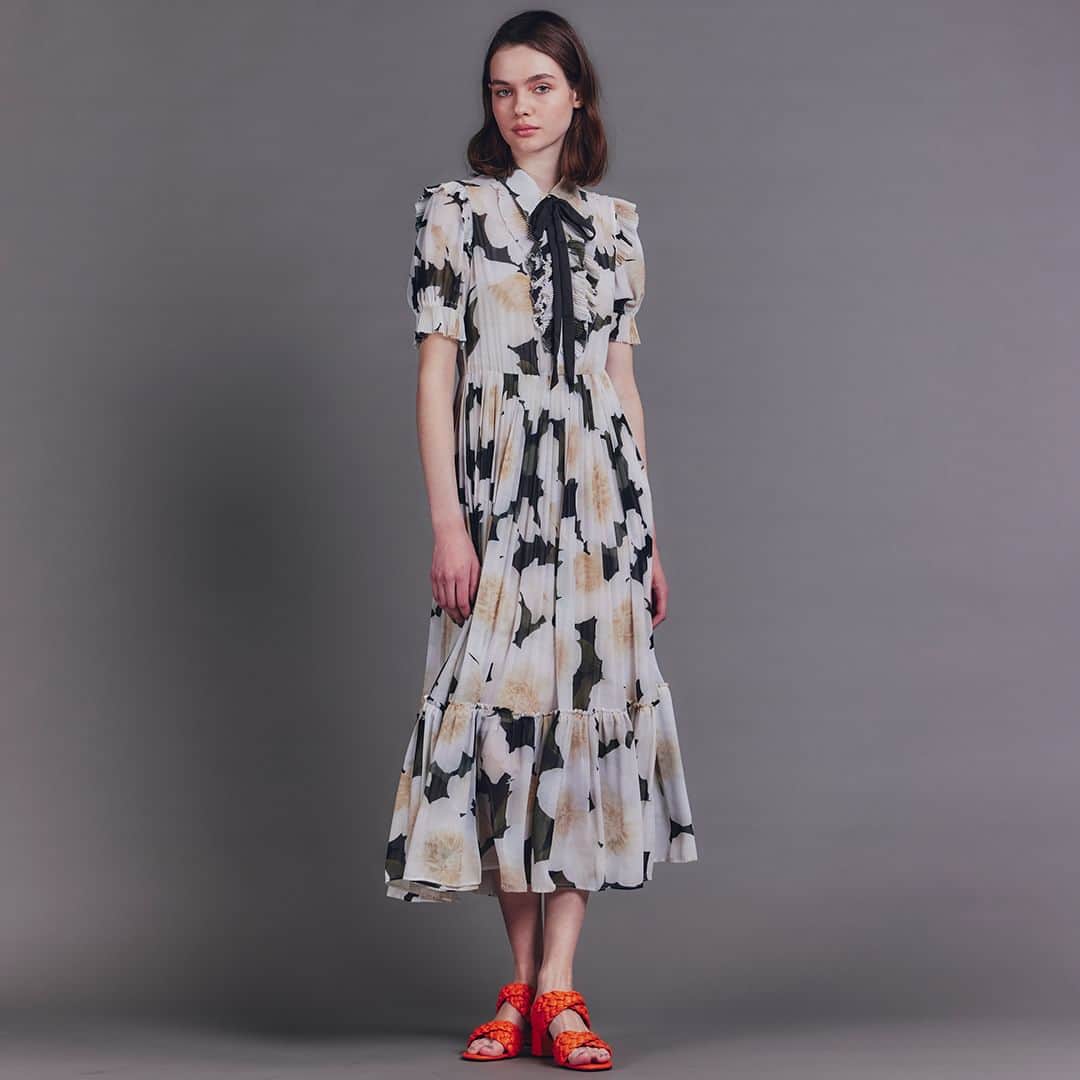 Double Standard Clothingのインスタグラム：「. 《'23 PRE FALL COLLECTION PRE ORDER》 予約受付期間：5.16(Tue) - 5.24(Wed) . [DRESS] Sov. / オリジナルフラワープリントワンピース(予約) price. 57,200円(税込) color. フラワー size. 36 / 38 . お届け予定...6月中旬 ------------------------------------------- #doublestandardclothing #tokyo #DSC #sov #nightstore #2023prefall #preorder #fashion #ootd」