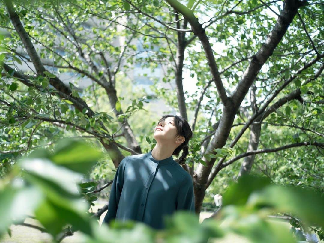 傳谷英里香のインスタグラム：「. ICIさんのホームページに、 素敵な写真と記事がアップされました🌿 ⁡ 「衣食住美」がコンセプトとなっています。 ⁡ 写真をタップすると進んでいくので 是非覗いてみてください◎ ⁡ ⁡ Photographer @kisshomaru  Hair&make @hairici_official  Editor @taiyo.ooo  Styling @erika_denya  Costume @graphpaper_official」