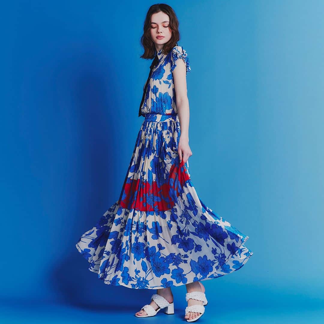 Double Standard Clothingのインスタグラム：「. 《'23 PRE FALL COLLECTION PRE ORDER》 予約受付期間：5.16(Tue) - 5.24(Wed) . [TOPS] DSC / フラワープリントシフォンブラウス(予約) price. 37,400円(税込) color. キナリ / ブルー size. 36 / 38 . [SKIRT] DSC / フラワープリントマキシスカート(予約) price. 42,900円(税込) color. キナリ / ブルー size. 36 / 38 . お届け予定...8月上旬 ------------------------------------------- #doublestandardclothing #tokyo #DSC #sov #nightstore #2023prefall #preorder #fashion #ootd」