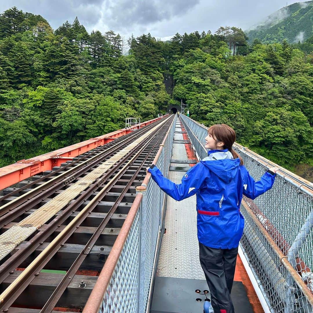 山﨑加奈さんのインスタグラム写真 - (山﨑加奈Instagram)「・ 昨日のTHE TIME,中継🌟 川根本町の山の中にある『奥大井湖上駅』からお伝えしました🙌🏻 今まで中継してきた中で1番過酷な現場でした😂 色んな方に「みたよ！」と言ってもらいましたがほぼ100%、「めちゃ息切れしてたけど大丈夫？」と言われました。笑 駐車場から駅に辿り着くまでは急な階段が続く中15分ほど歩きます🚶‍♀️ そして何度もリハーサルを重ねて、その度に体力は消耗されましたが(ただの運動不足)、 でも、さすが秘境駅！着いた時の景色の良さはもう感動です✨ エメラルドグリーンの湖にまっすぐ伸びる線路、本当に、アニメの世界観でした🥹  でも次はトロッコ列車で辿り着きたいです☺️ 列車の本数は少ないので、ご利用される方はよく確認してくださいね🫶 ・ #thetime_tbs  #奥大井湖上駅  #静岡観光 #レインボーブリッジ  #大井川鐵道 #井川線 #星空列車  #アナウンサー #山﨑加奈」5月16日 21時04分 - kana_yamazaki_sbs